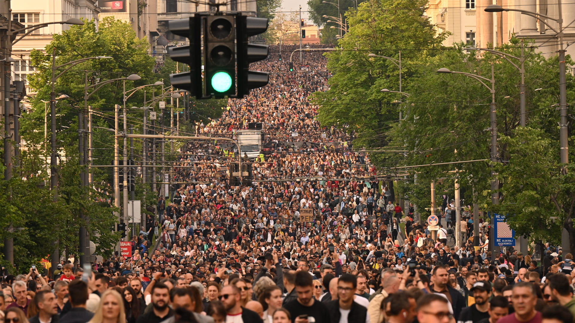 صورة بعنوان: خوفاً من تناميها...الآلاف يتظاهرون في صربيا ضد تصاعد موجة العنف 