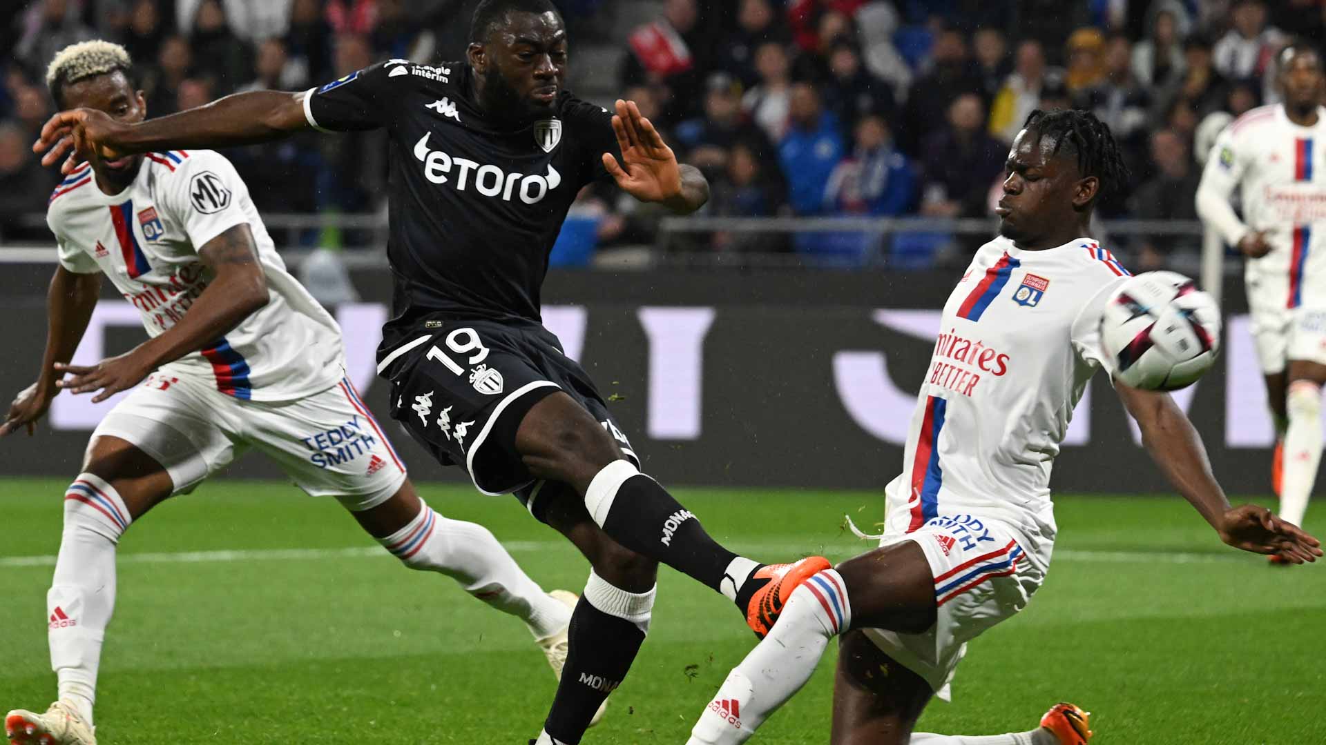 صورة بعنوان: ليون يقسو على موناكو في الدوري الفرنسي 