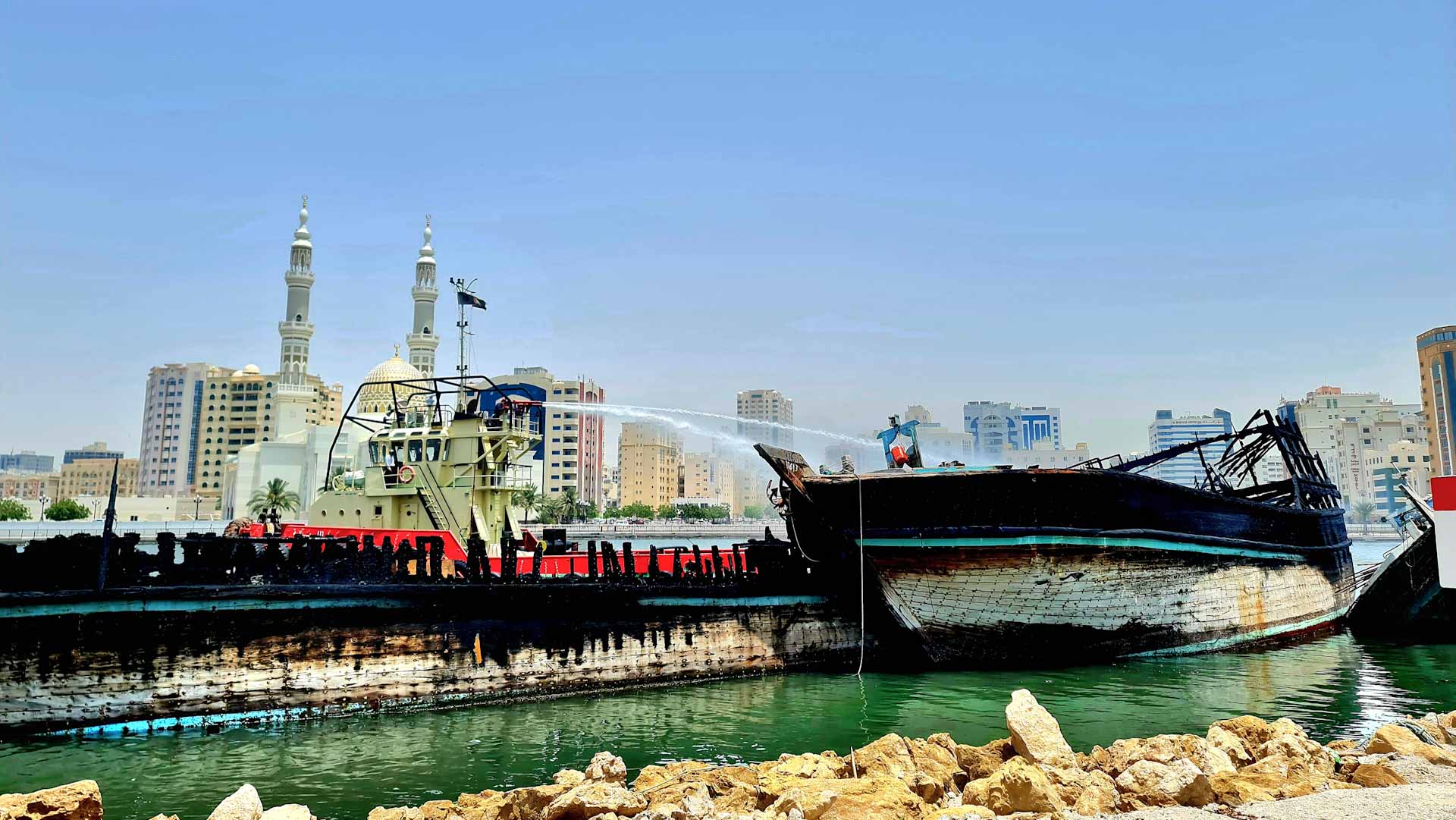 صورة بعنوان: الدفاع المدني يسيطر على حريق نشب في 5 قوارب خشبية بخور الشارقة 