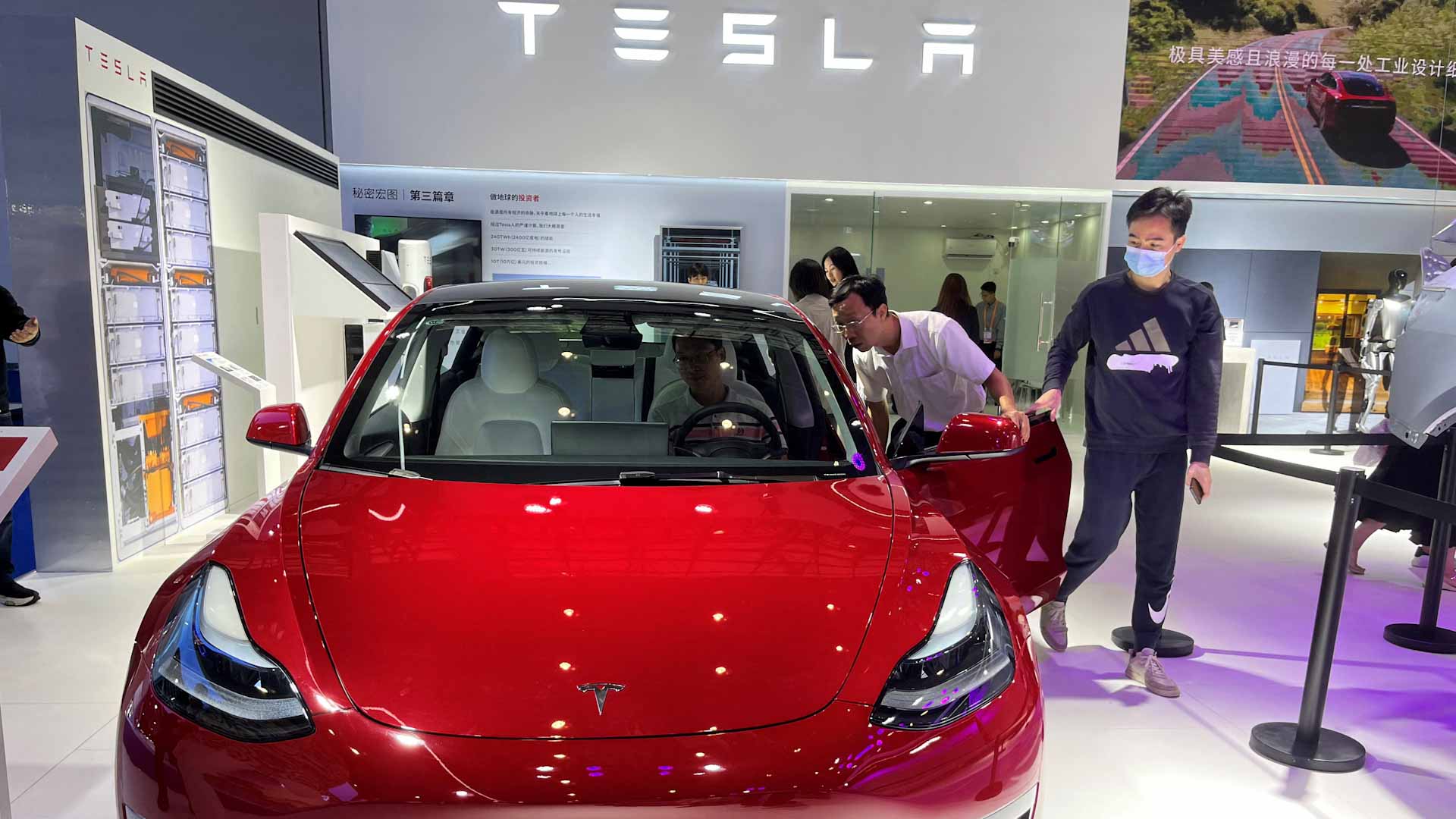 صورة بعنوان: لمواجهة تزايد المنافسة..تسلا تقدم خصماً على سيارات كهربائية"طراز3" 