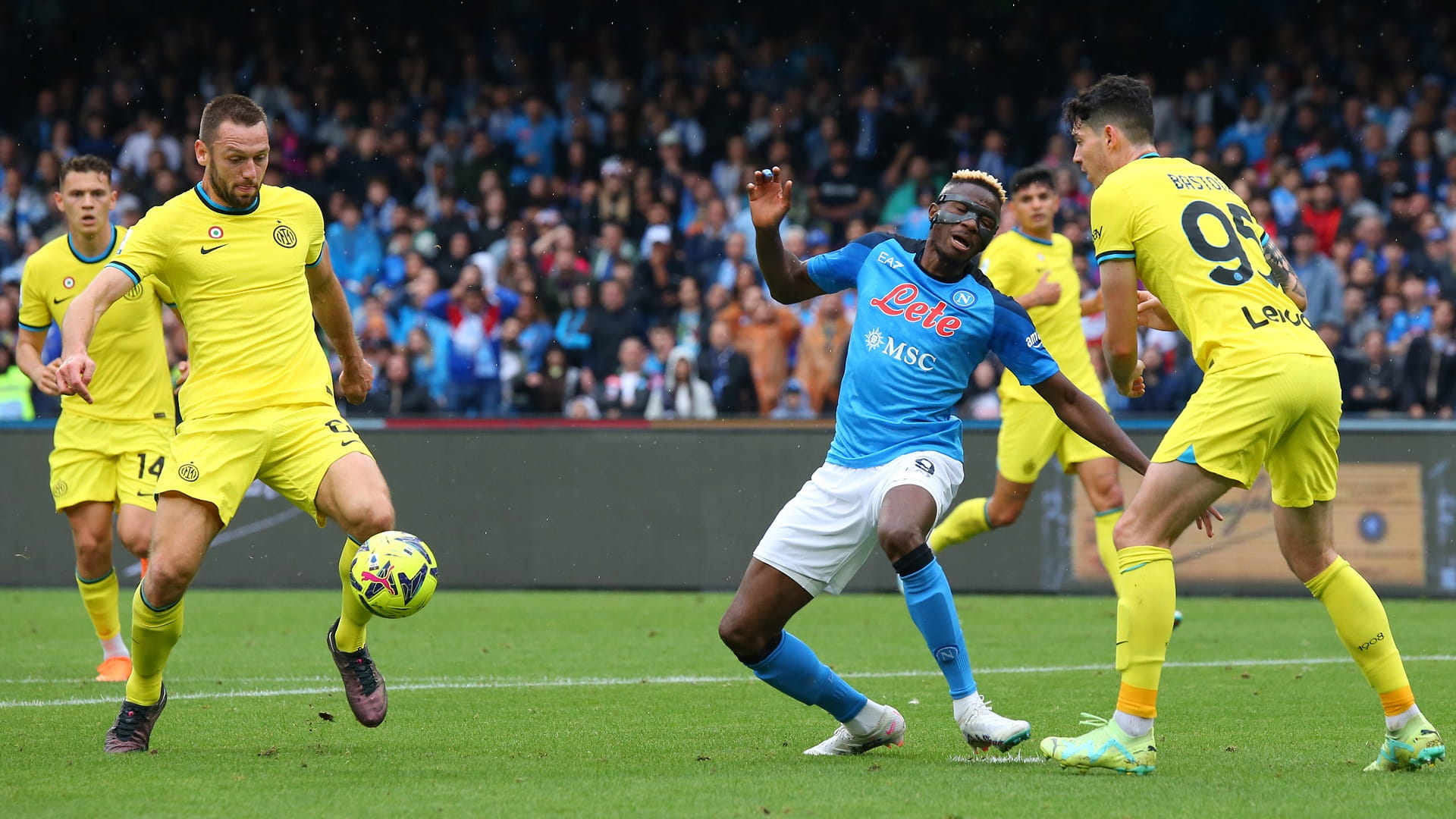 صورة بعنوان: نابولي يقسو على إنتر ميلان في الدوري الإيطالي 