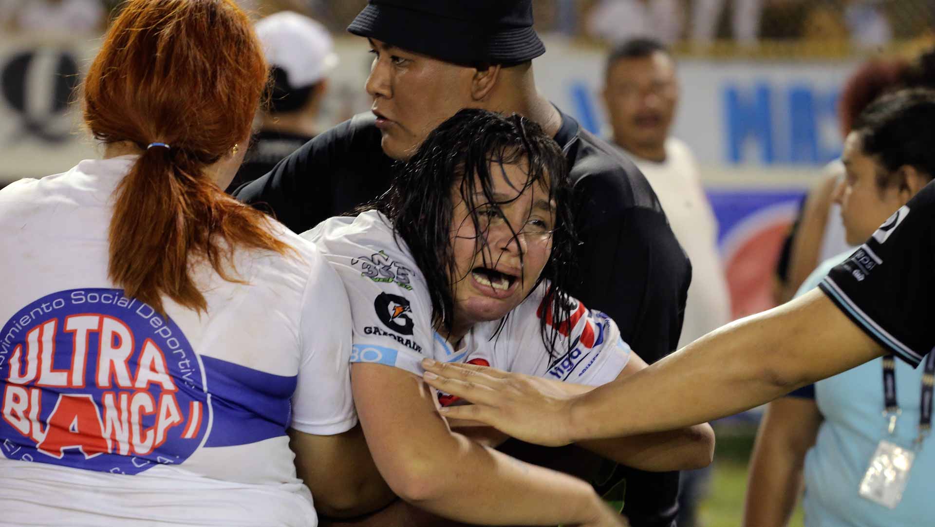 صورة بعنوان: بفاجعة جديدة تهز المدرجات...تدافع في ملعب بالسلفادور يخلف 12قتيلاً 