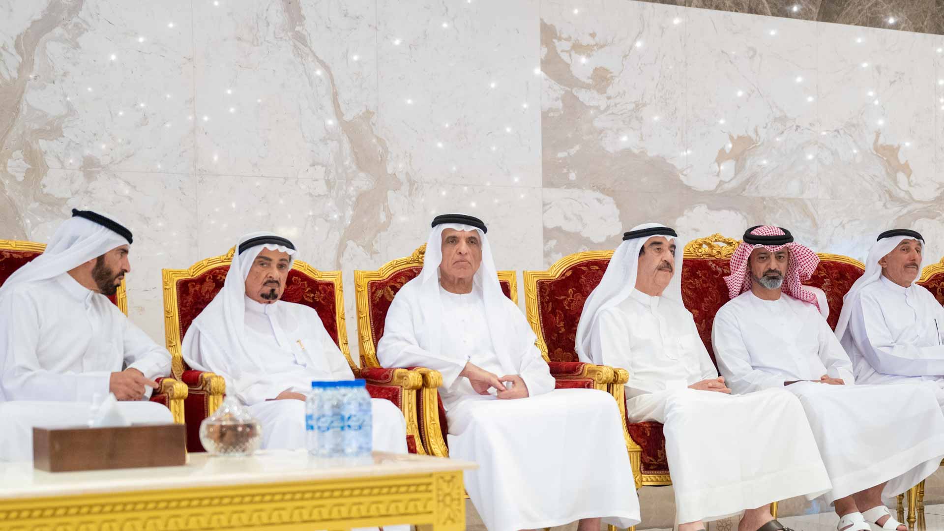 صورة بعنوان: حاكم عجمان وولي عهده يقدمان واجب العزاء بوفاة محمد بن عمر القاسمي 