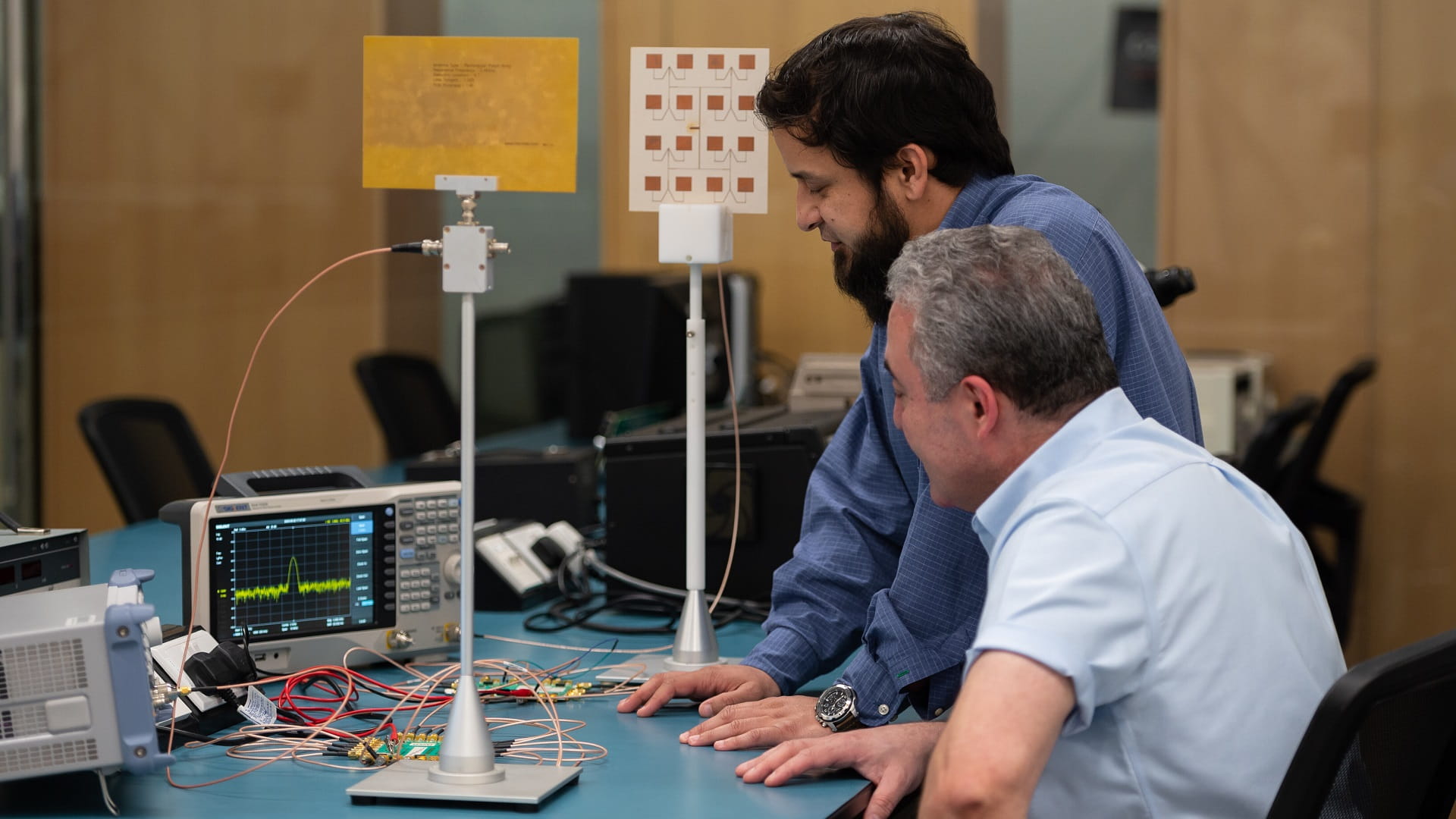 صورة بعنوان: باحثون من أميركية الشارقة يحصلون على براءة اختراع لرادار رقمي مصغر 