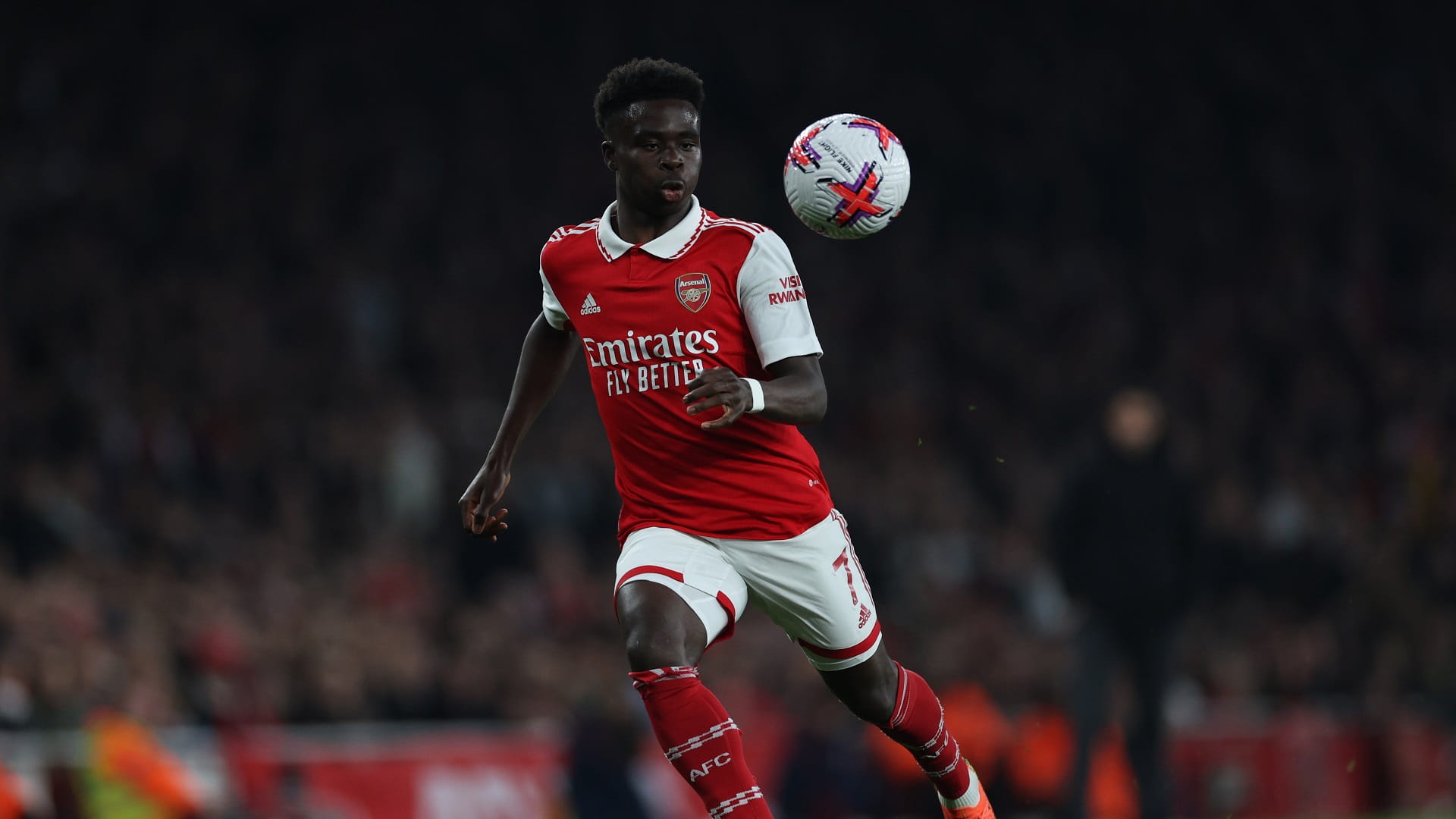 صورة بعنوان: أرسنال الإنجليزي يمدد عقد نجمه بوكايو ساكا حتى 2027 