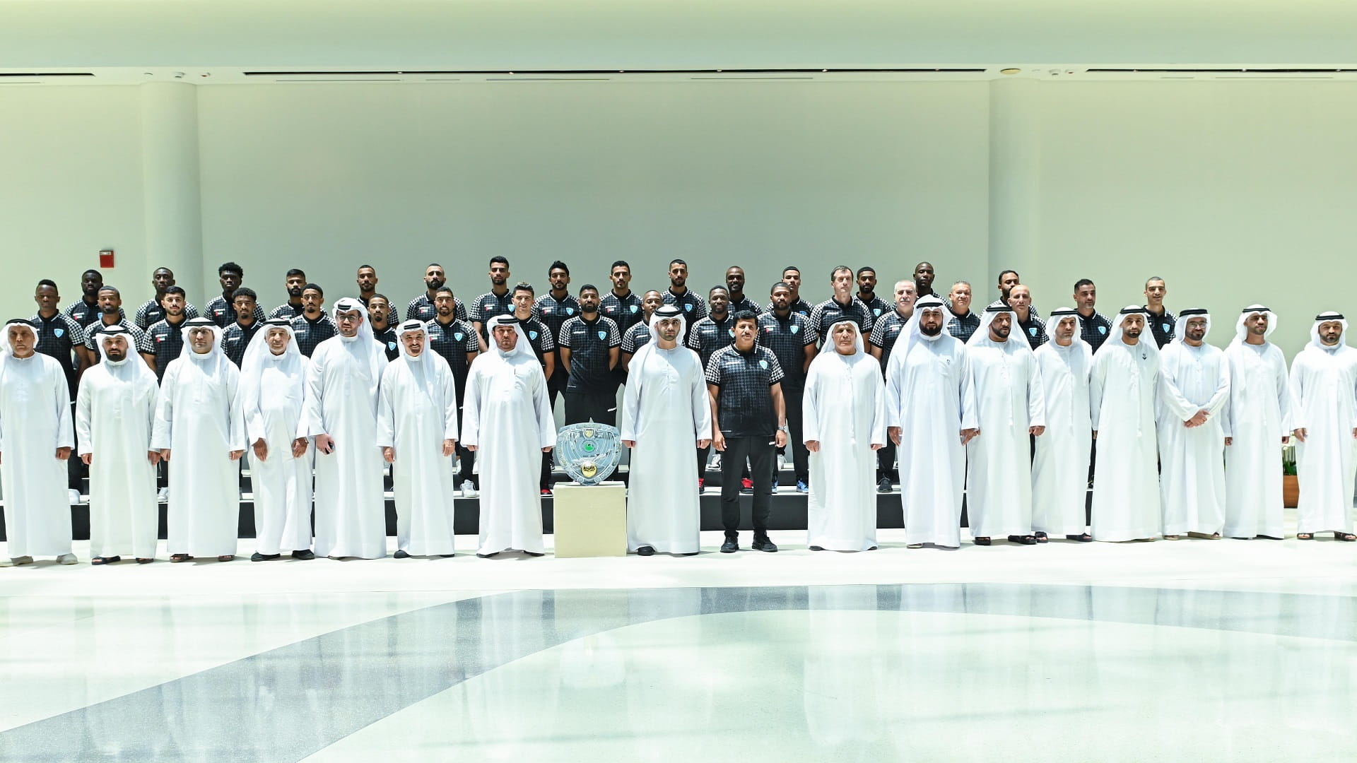 صورة بعنوان: منصور بن محمد يستقبل فريق حتّا بمناسبة فوزه بلقب دوري الأولى 