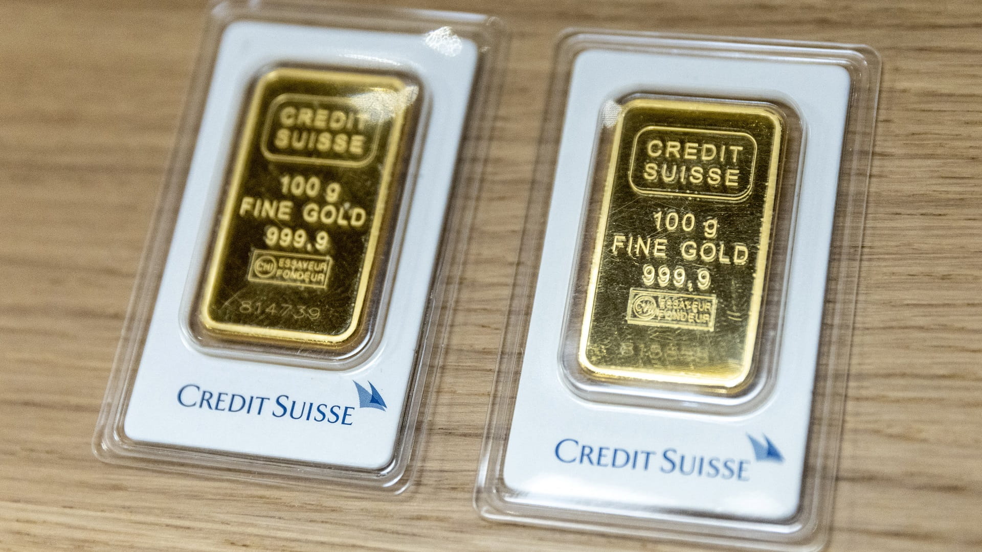 صورة بعنوان: الذهب يهبط بفعل ارتفاع الدولار واستمرار محادثات سقف الدين الأميركي 