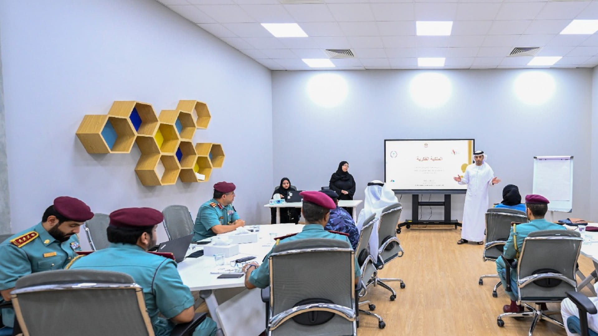 صورة بعنوان: شرطة الشارقة تنظم ورشة "الملكيات الفكرية" لمنتسبيها 
