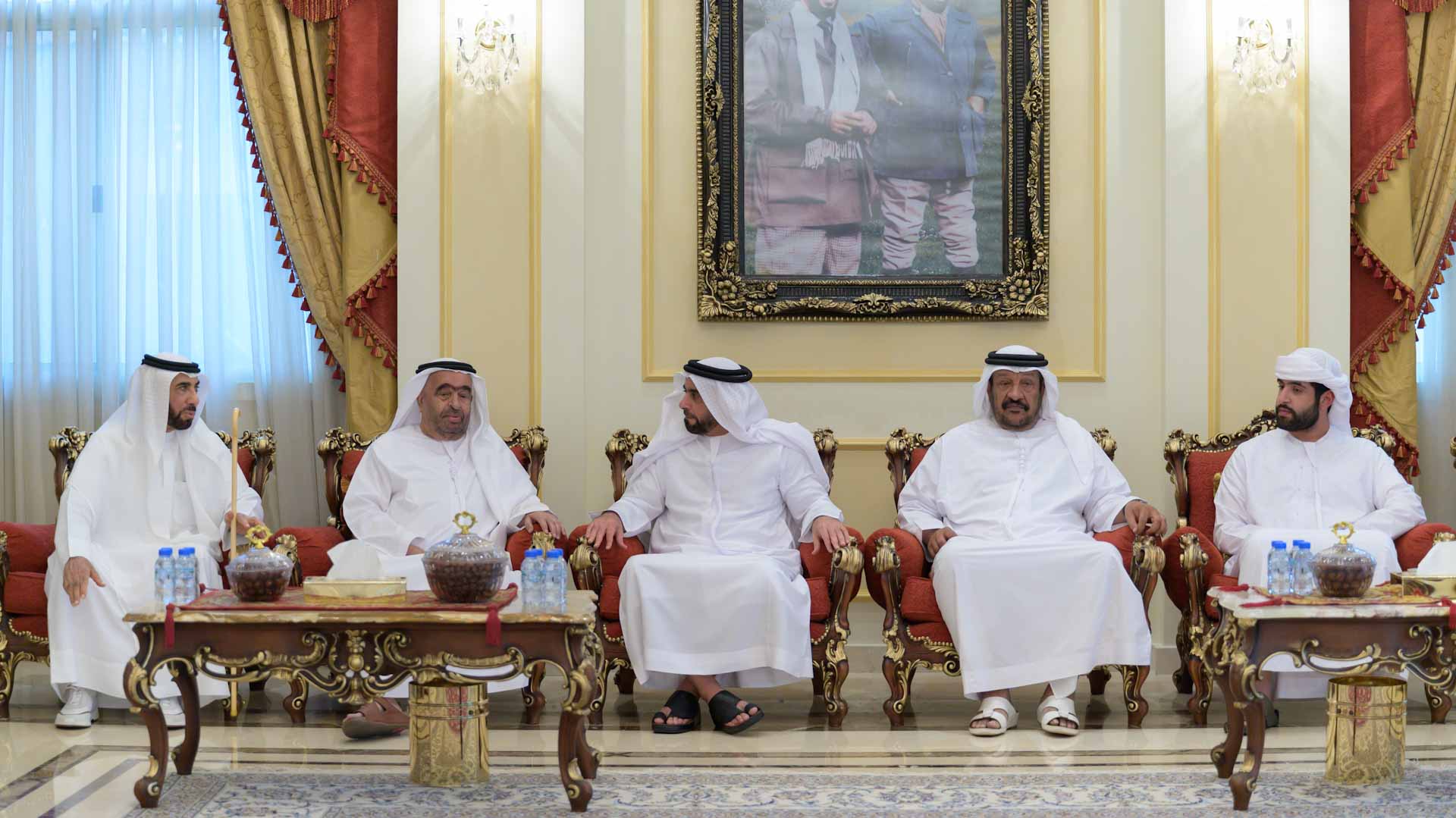 صورة بعنوان: سيف بن زايد يقدم واجب العزاء إلى أسرة الظاهري 