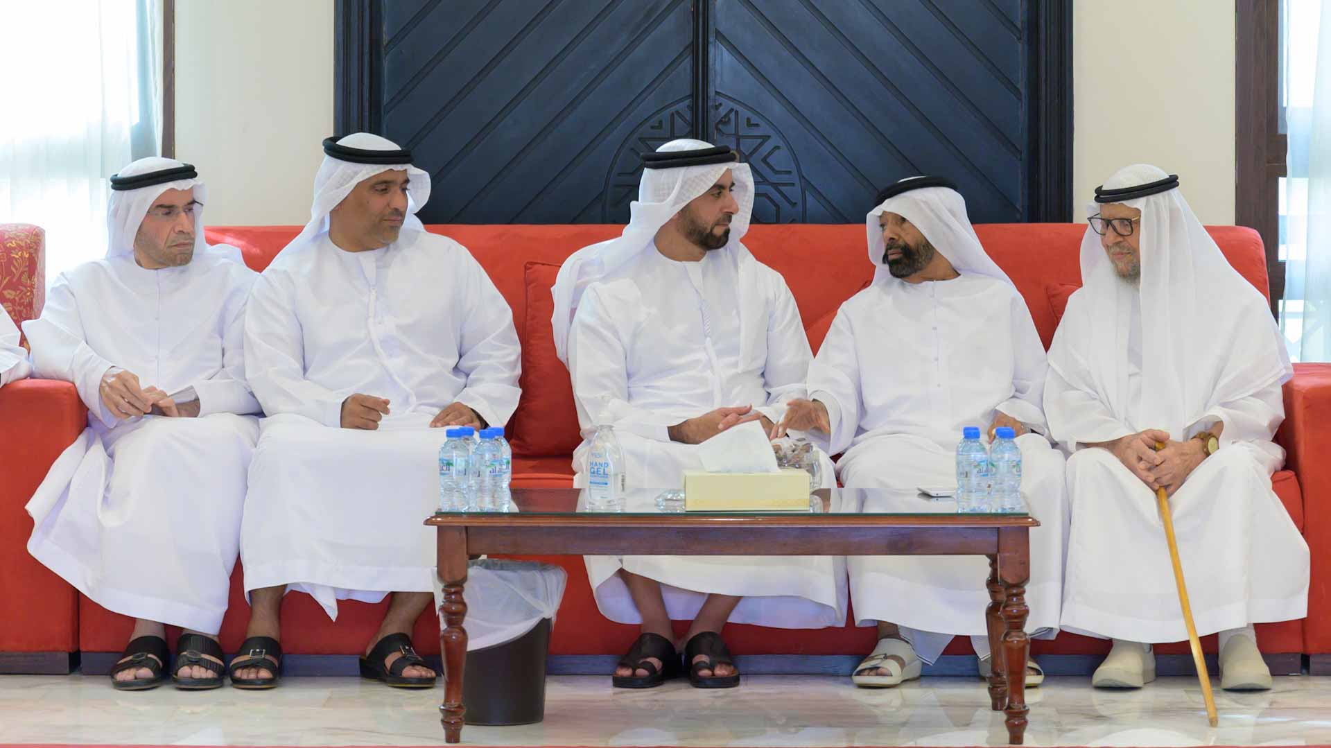 صورة بعنوان: سيف بن زايد يقدم واجب العزاء بوفاة عبد الله الظاهري 