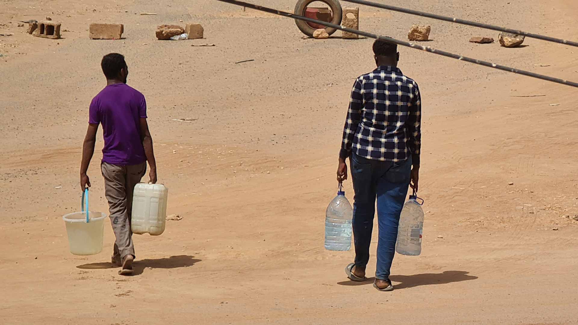 Image for the title: Risking danger in Sudan's capital to find water 