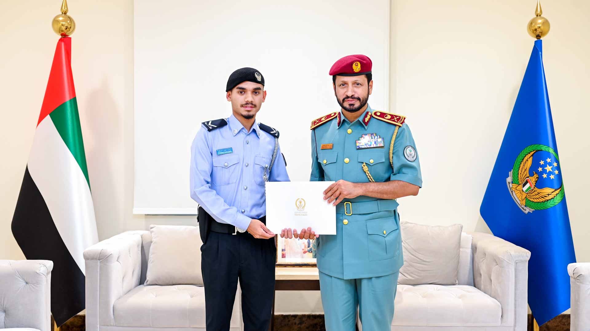 صورة بعنوان: القائد العام لشرطة الشارقة يكرم موظفاً لسرعة استجابته  