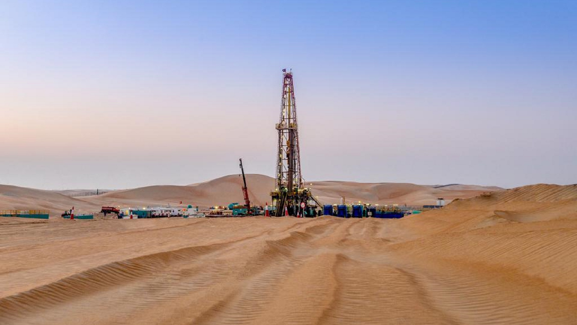 صورة بعنوان: "أدنوك للحفر" تُوقع اتفاقية لشراء 6 حفارات برية إضافية جديدة 