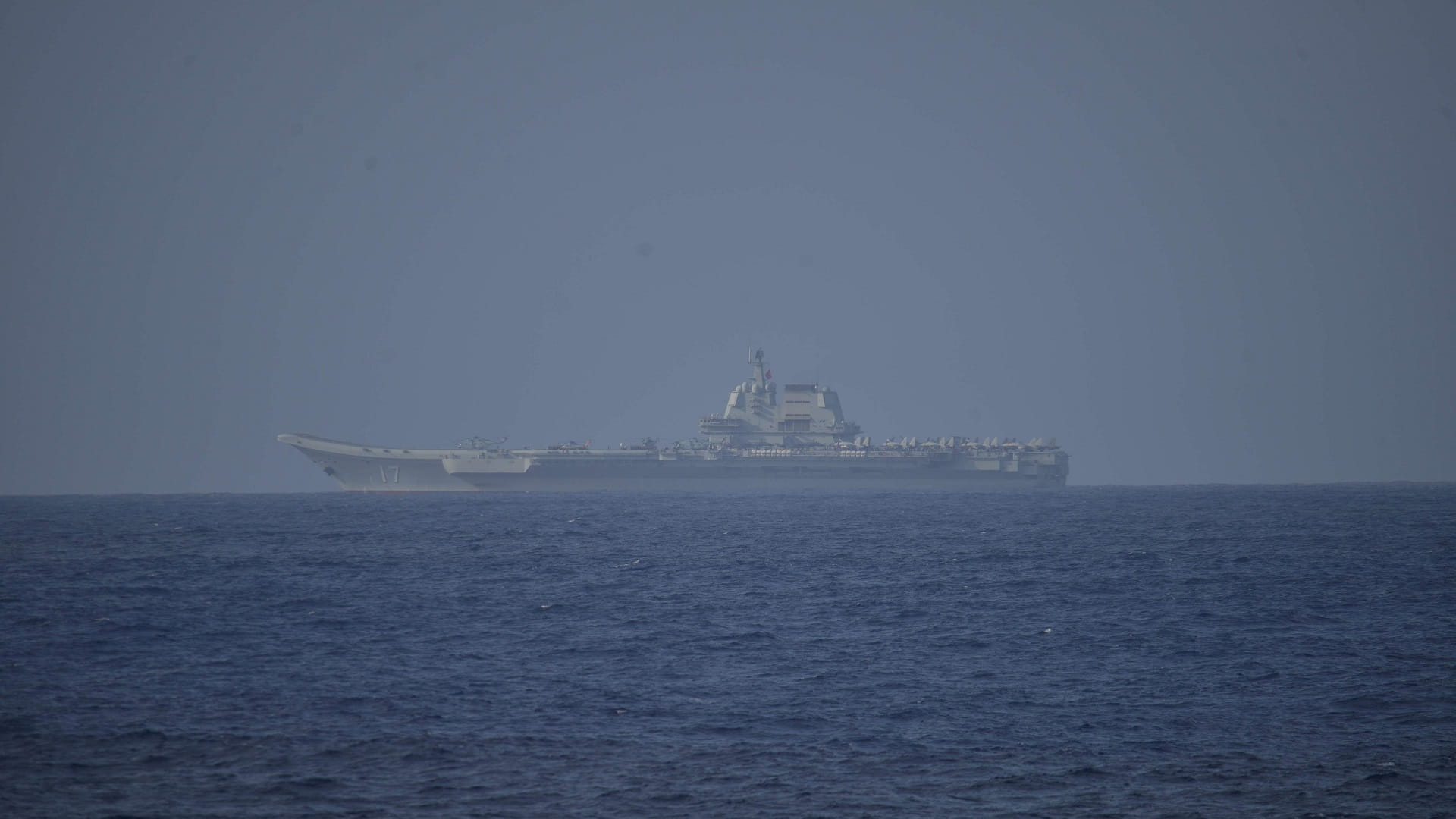 صورة بعنوان: تايبيه: حاملة طائرات صينية أبحرت في مضيق تايوان 