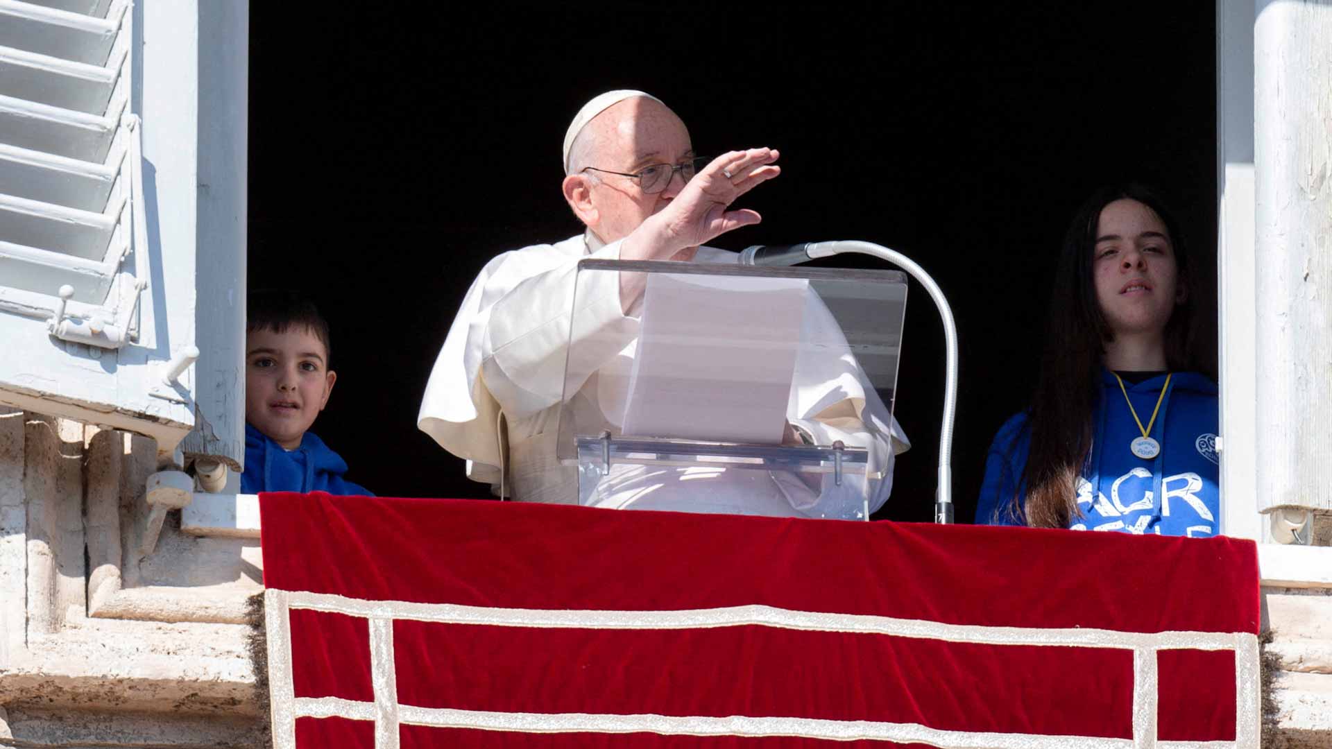 Image for the title: Pope Francis resumes audiences after fever 