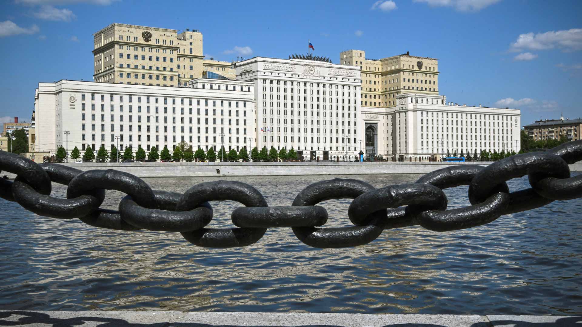 Image for the title: Hundreds of German civil servants to leave Russia