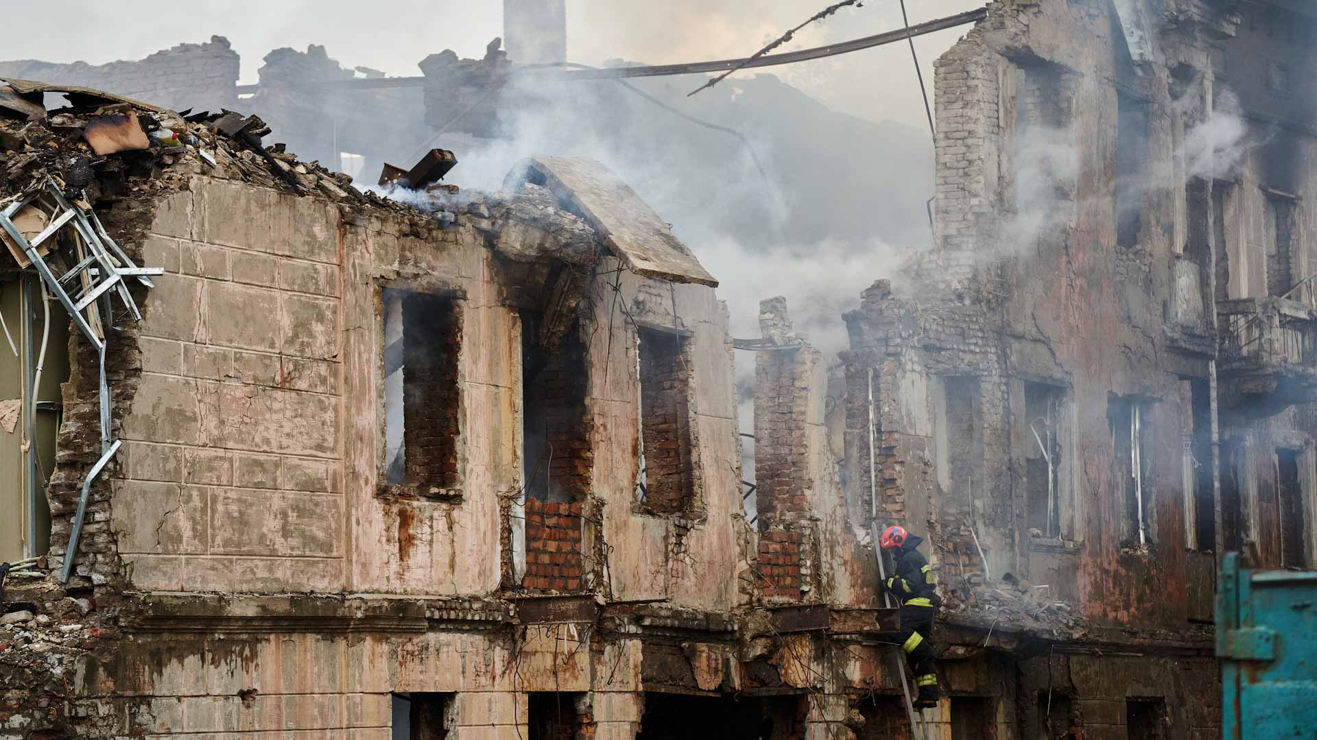 Image for the title: Russia bombs clinic in Ukraine and accuses Kiev of border attacks 