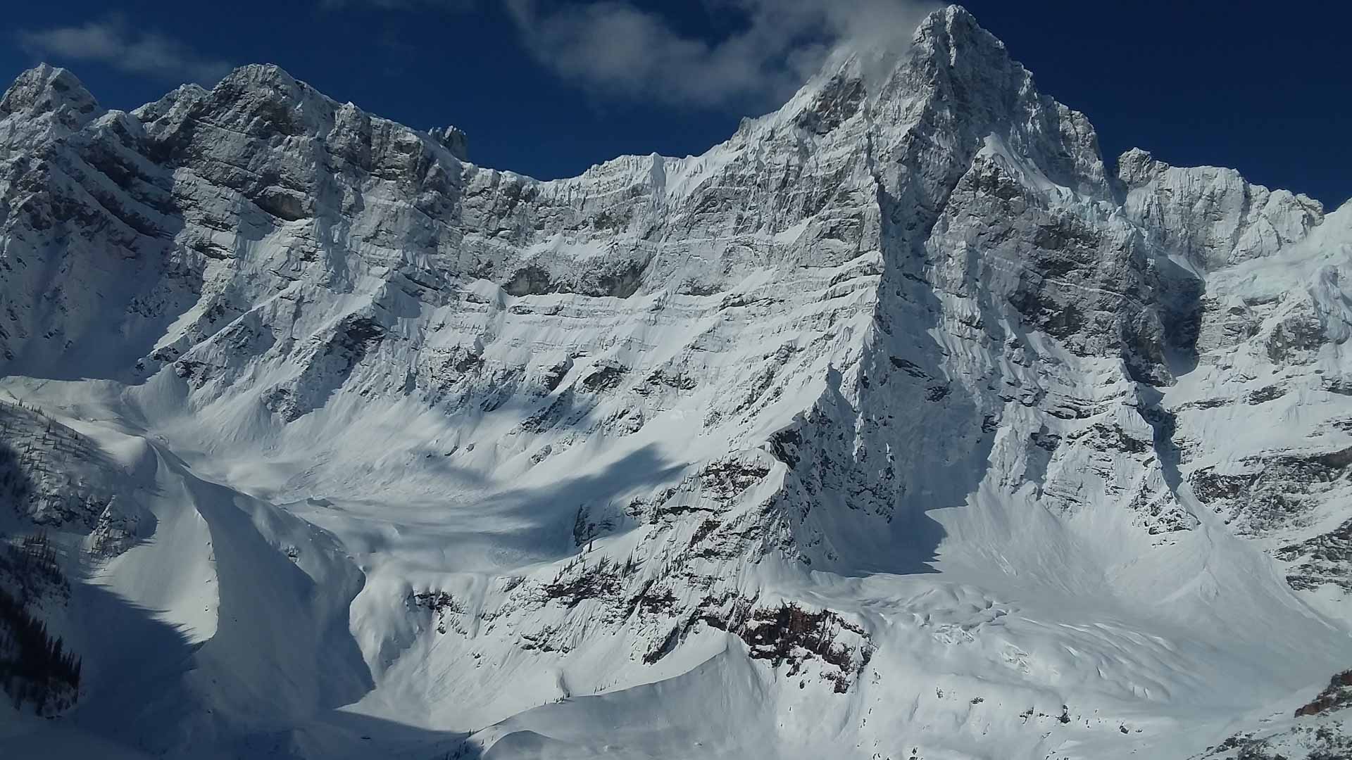 Image for the title: Avalanche kills at least 10 in northern Pakistan 