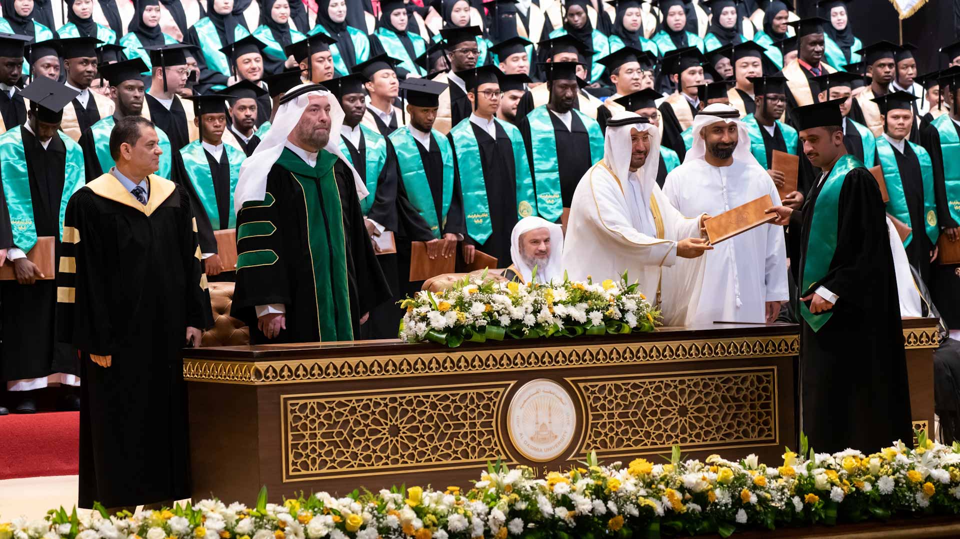 صورة بعنوان: الجامعة القاسمية تحتفي بتخريج 246 طالباً وطالبة من الفوج الخامس  