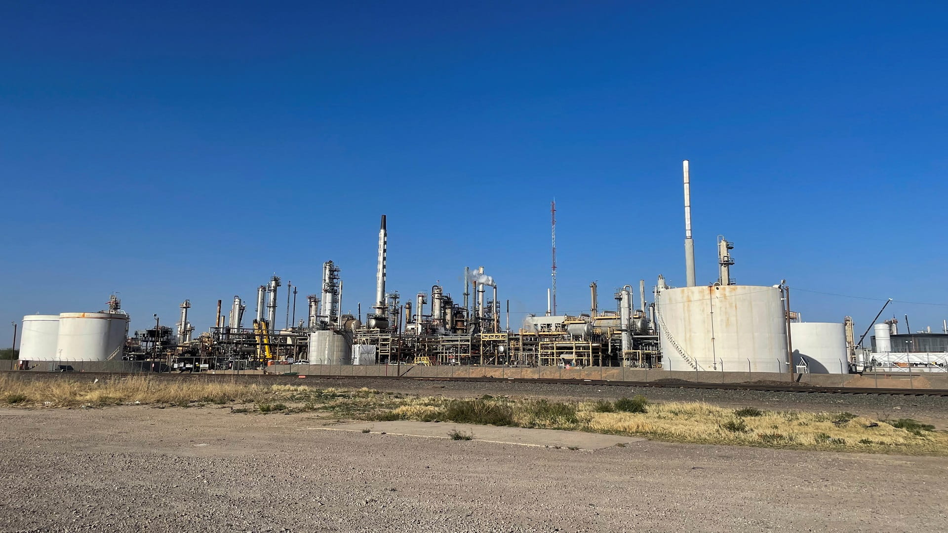 صورة بعنوان: أسعار النفط تهبط 3% وسط خلافات سقف الدين في أميركا  