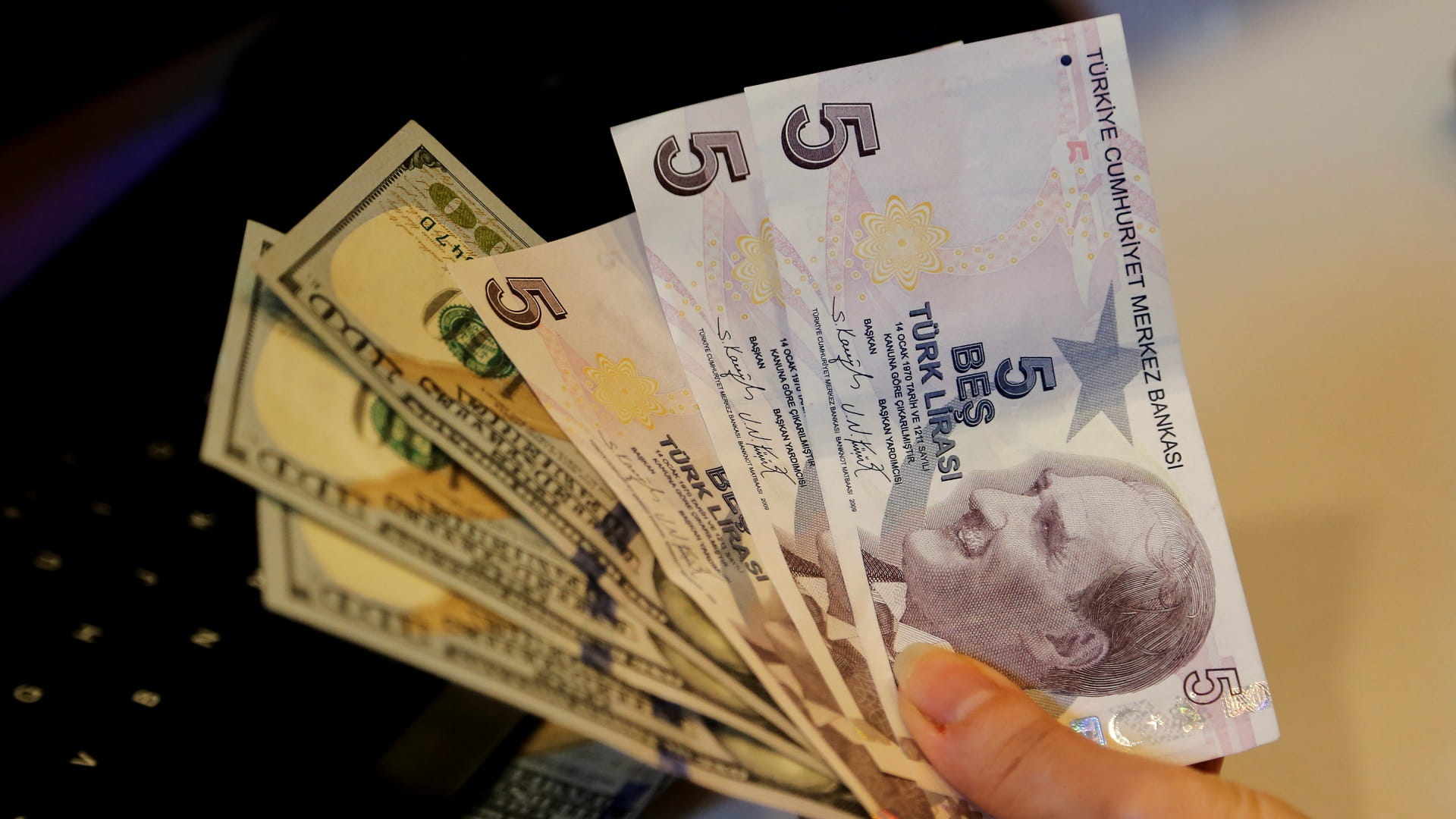 صورة بعنوان: الليرة التركية تهبط لمستوى قياسي جديد وأردوغان يعد بمعالجة التضخم 