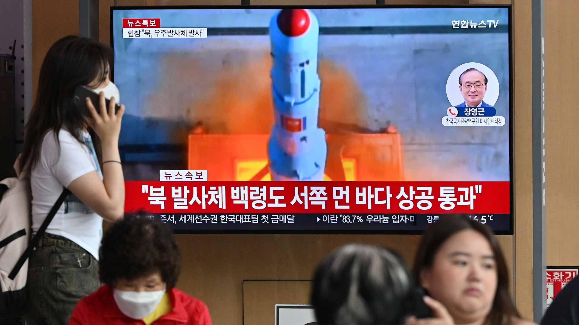 Image for the title: N.K spy satellite crashes into sea, Seoul salvages wreckage 