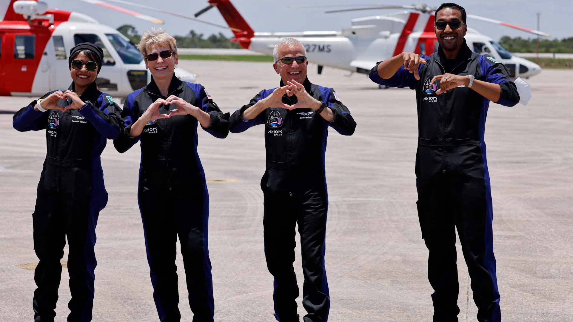 صورة بعنوان: العرب يغزون الفضاء...هبوط ناجح لمركبة ناسا تقل سعودييْن على الأرض 
