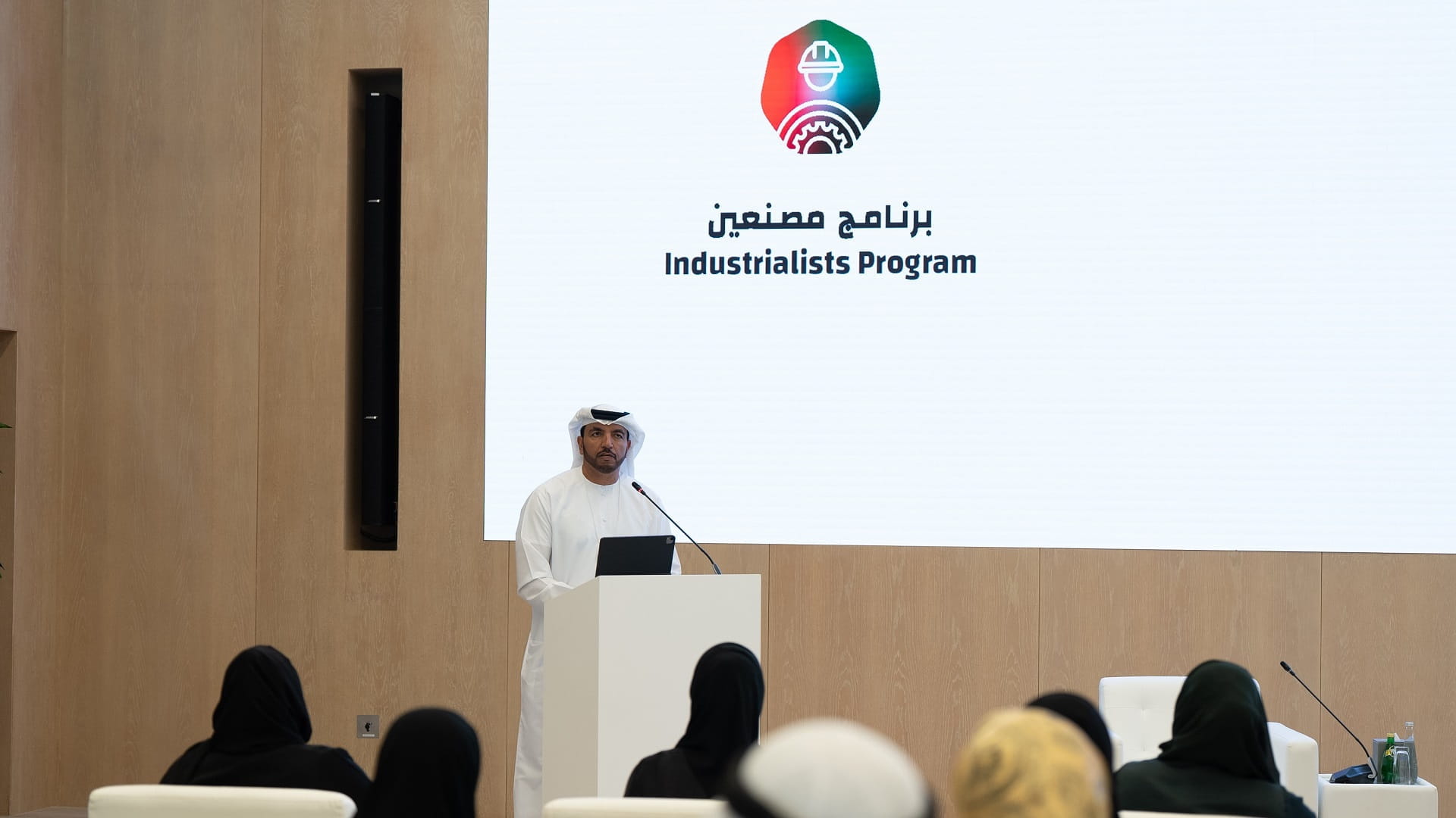 Image for the title: MoIAT announces 500 industrial job opportunities for Emiratis 