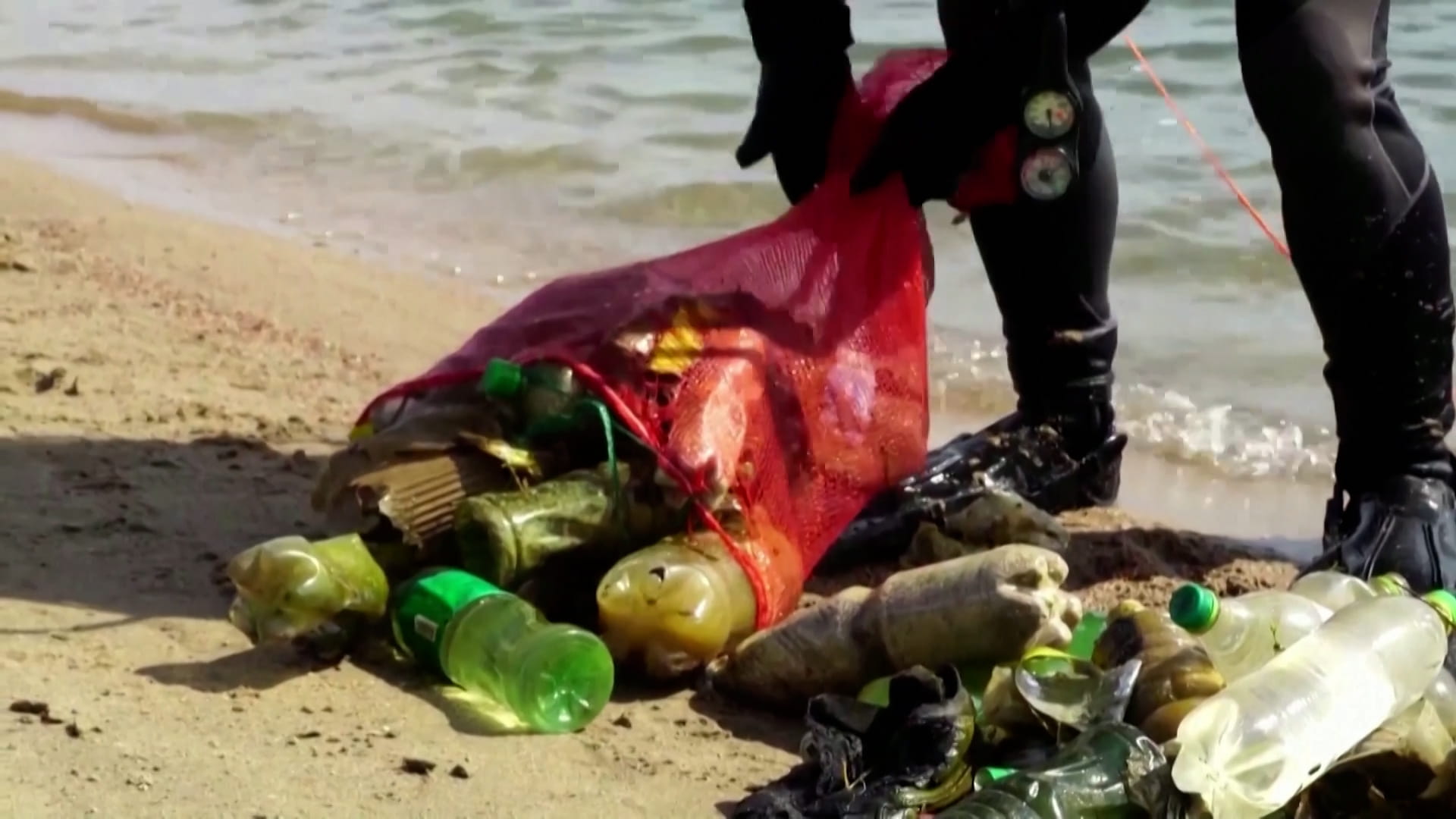 صورة بعنوان: بقيرغيزستان...نشطاء البيئة يكافحون لاستعادة بحيرة إيسيك-كول نقاءها 