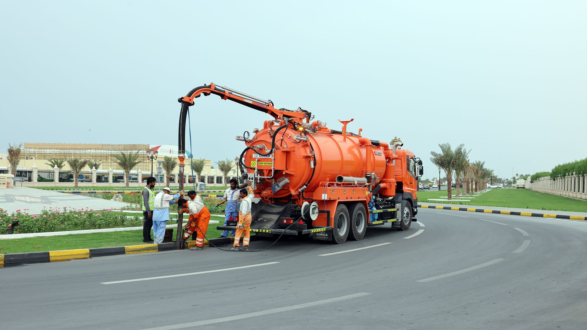 صورة بعنوان: بلدية الشارقة تنجز أعمال تنظيف فتحات تصريف مياه الأمطار 