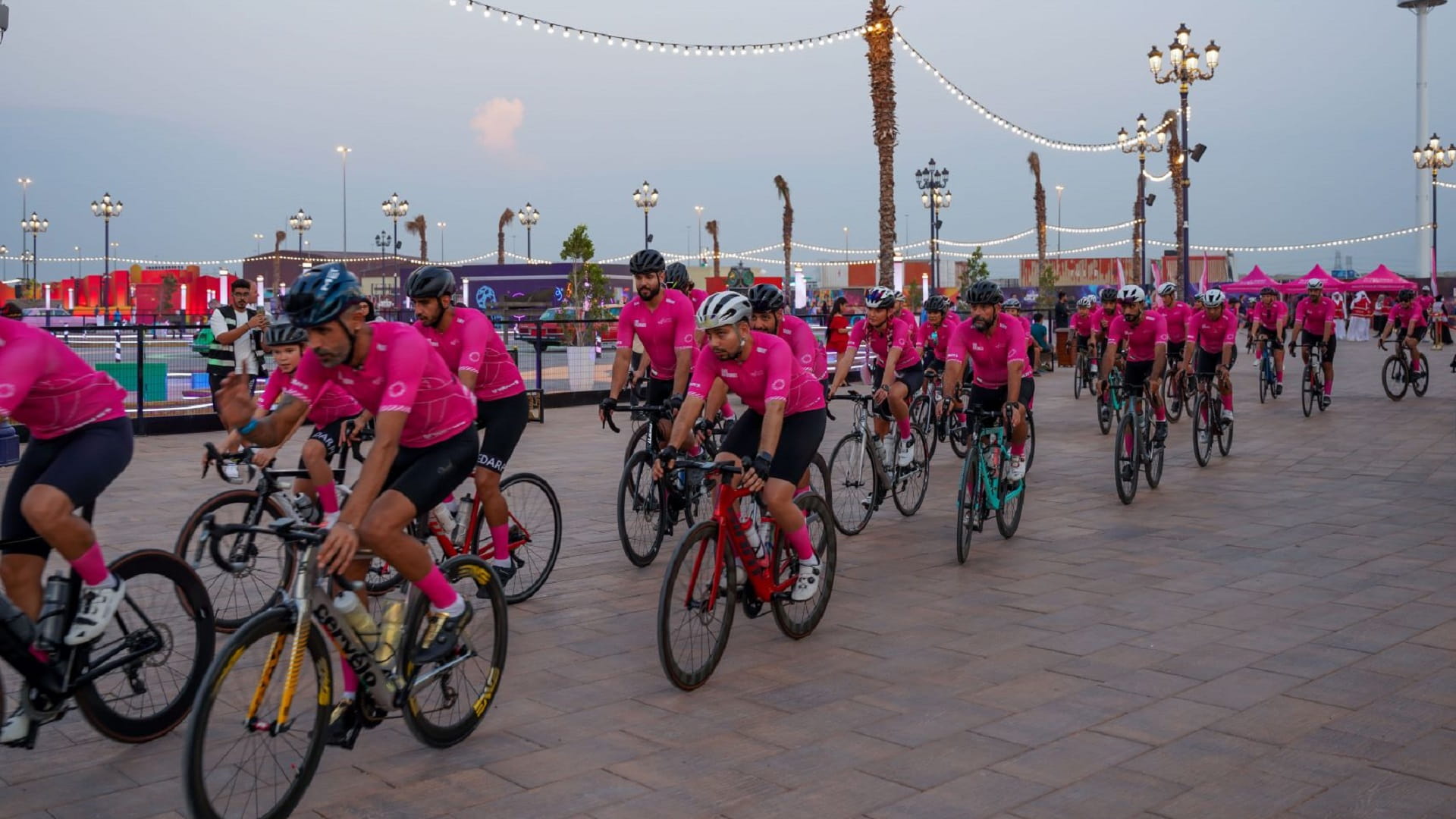 صورة بعنوان: ضمن حملة أكتوبر... القافلة الوردية تنظم 108 فعاليات في 103 مواقع 