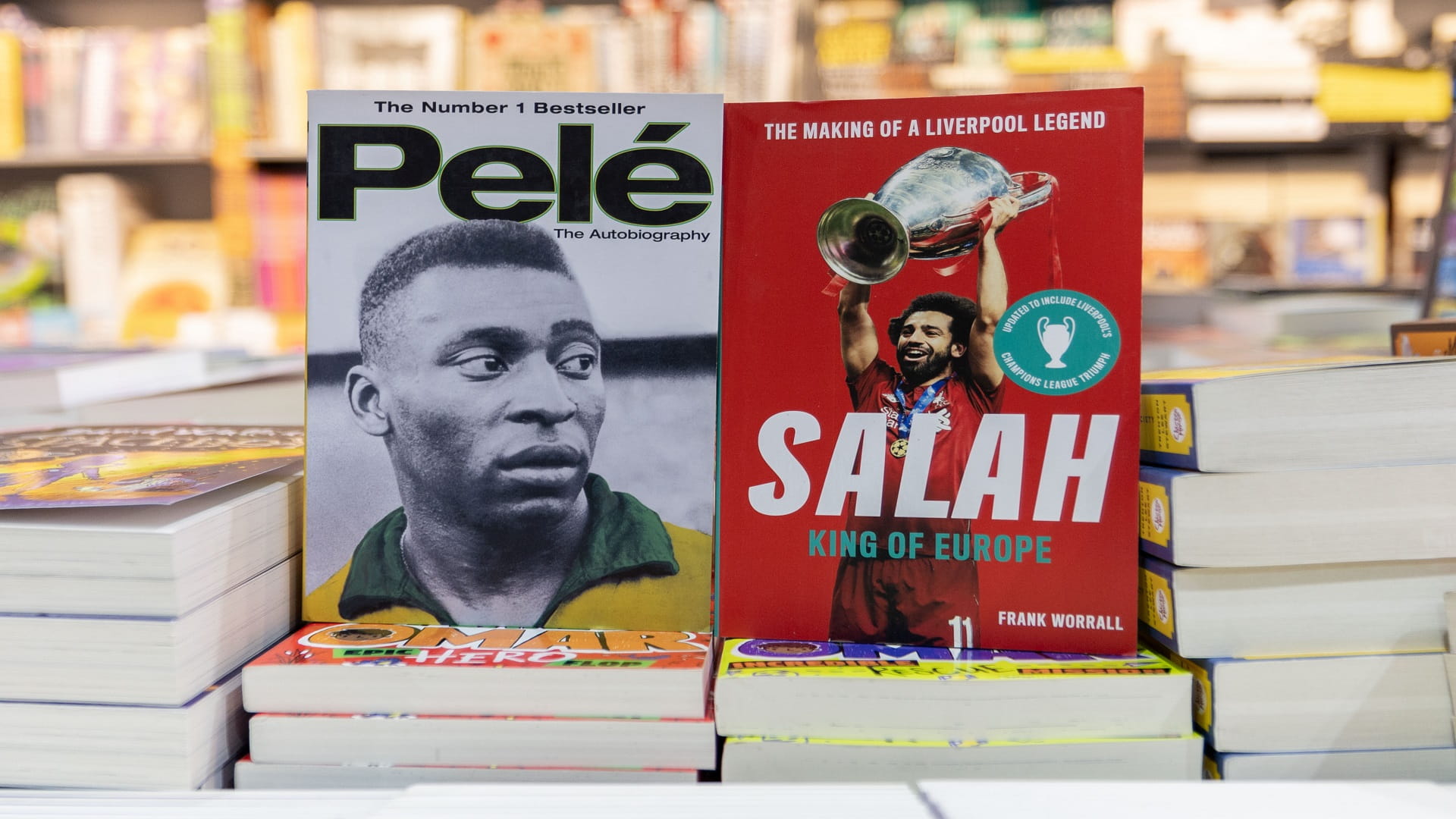 صورة بعنوان: بمعرض الكتاب.. إصدارات متنوعة وحكايات مدهشة عن الساحرة المستديرة 