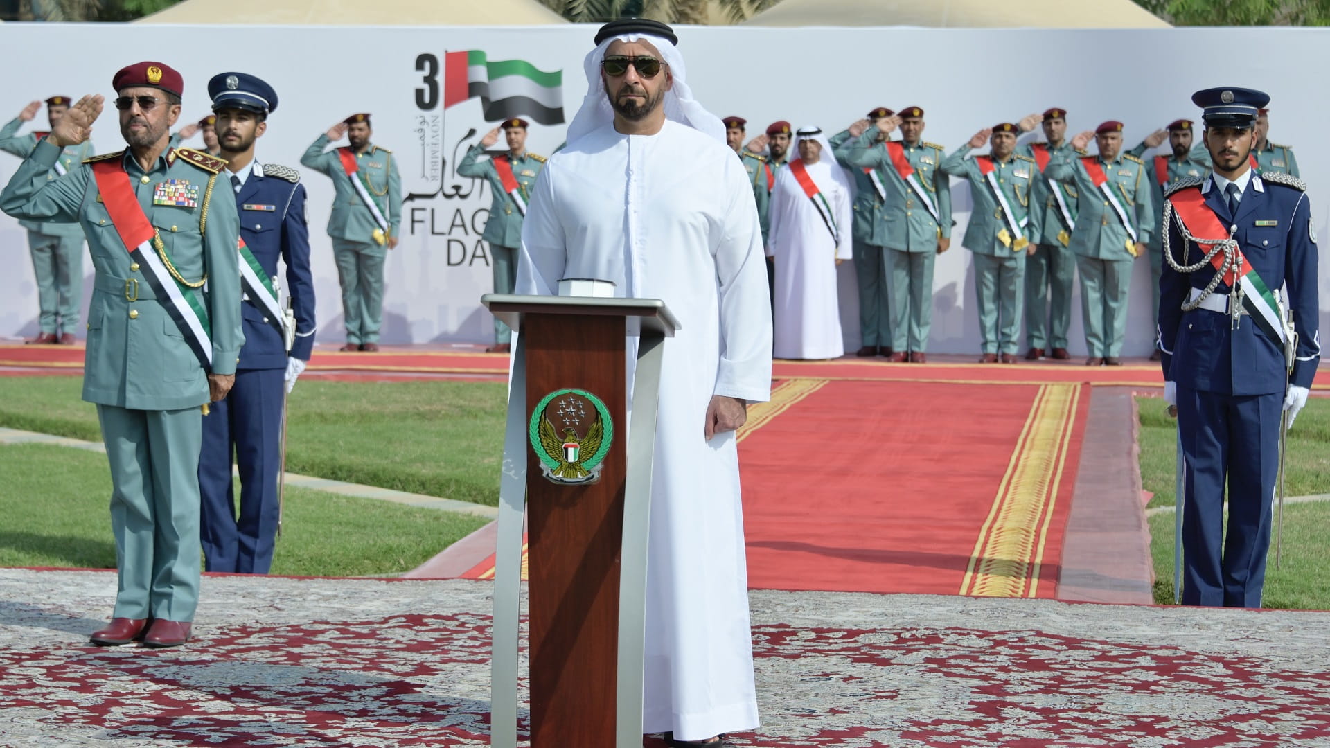 صورة بعنوان: سيف بن زايد يرفع علم الإمارات على سارية مبنى الداخلية 