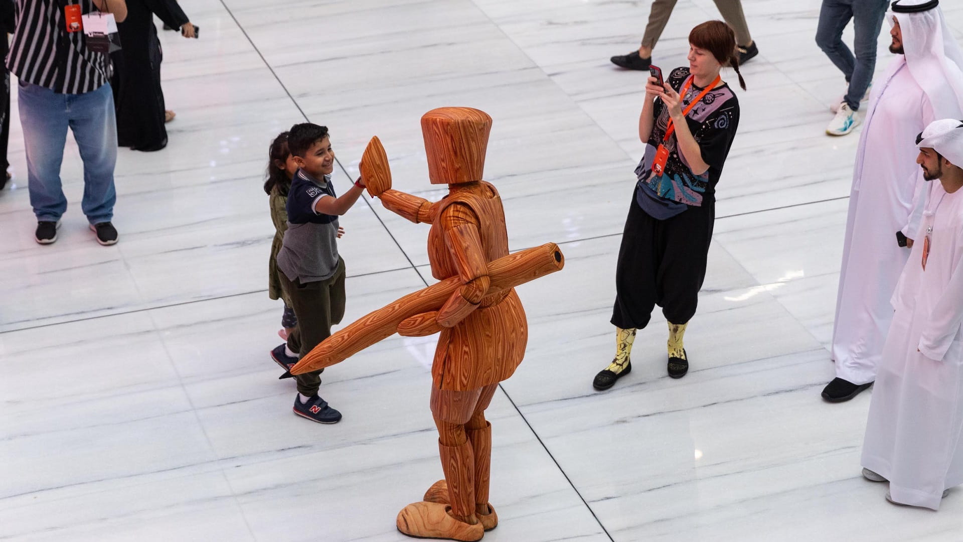 صورة بعنوان: أبطال الروايات يخرجون من الكتب في معرض الشارقة الدولي للكتاب 