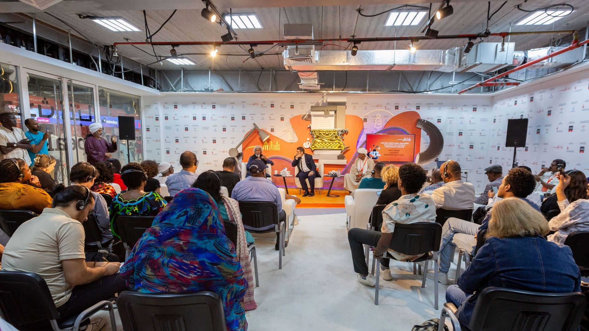 صورة بعنوان: ضمن الشارقة للكتاب.. وولي سوينكا يبحث حركة "المستقبلية الإفريقية" 