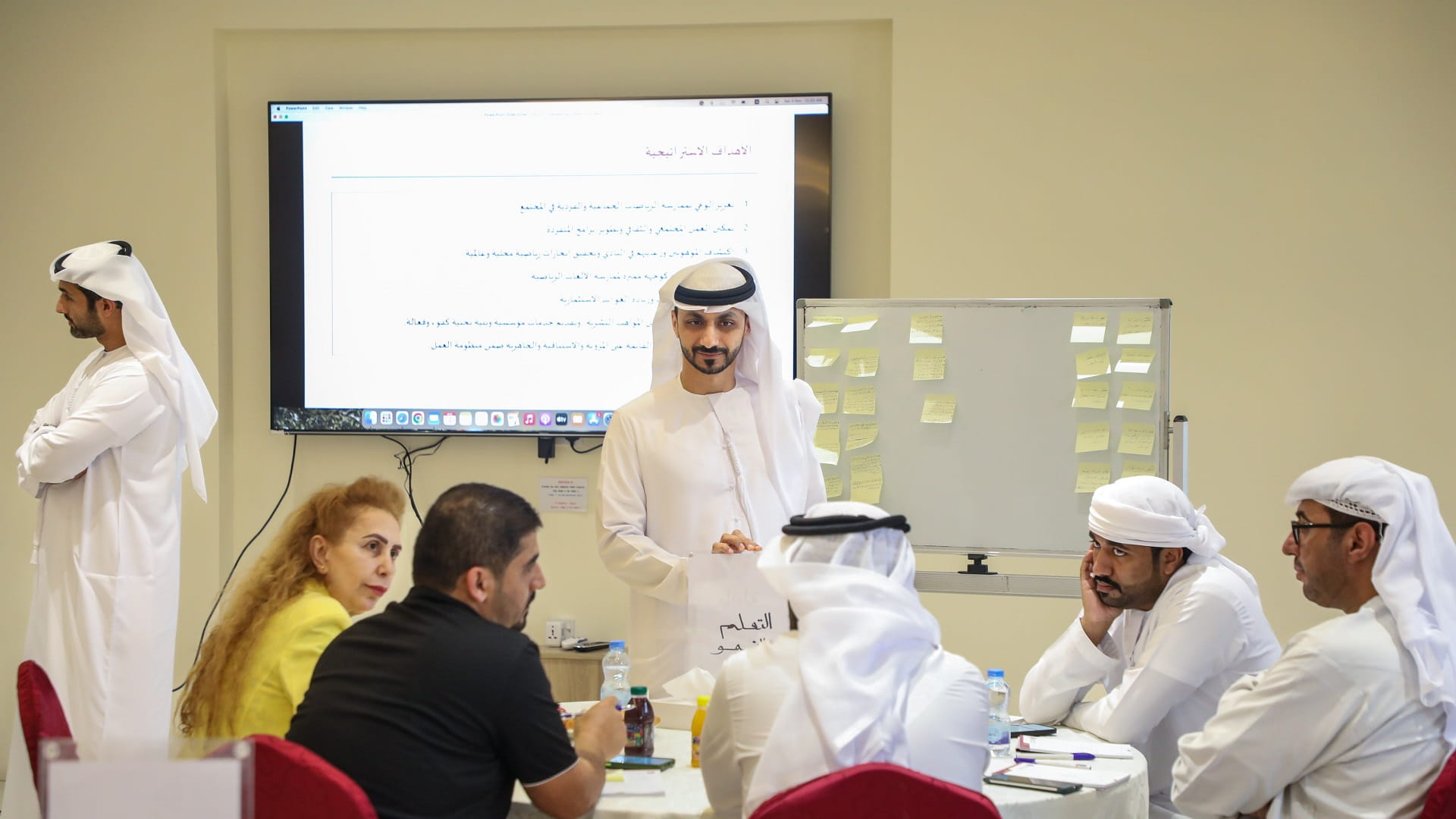 صورة بعنوان: نادي الحمرية ينظم أولى جلسات مختبر الابتكار لموظفيه ومنتسبيه 