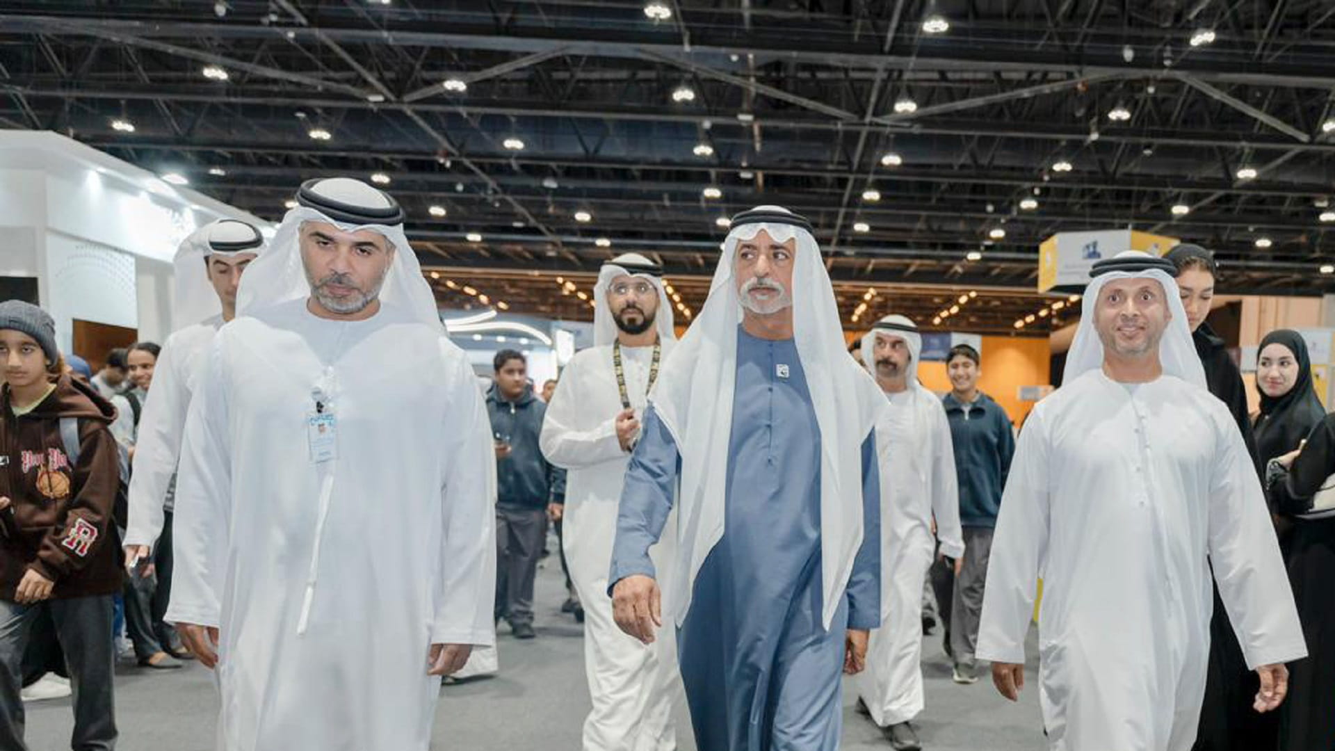 صورة بعنوان: نهيان بن مبارك يتفقد منافسات مسابقة مهارات آسيا العالمية بأبوظبي 