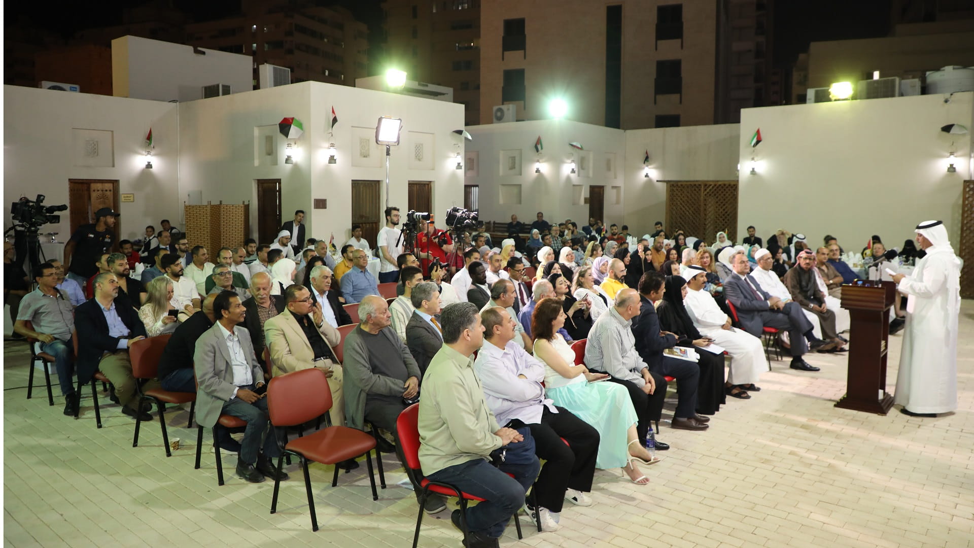 صورة بعنوان: المطيري وعمران والإمارة يقرؤون للوطن والشهيد في بيت الشعر بالشارقة 