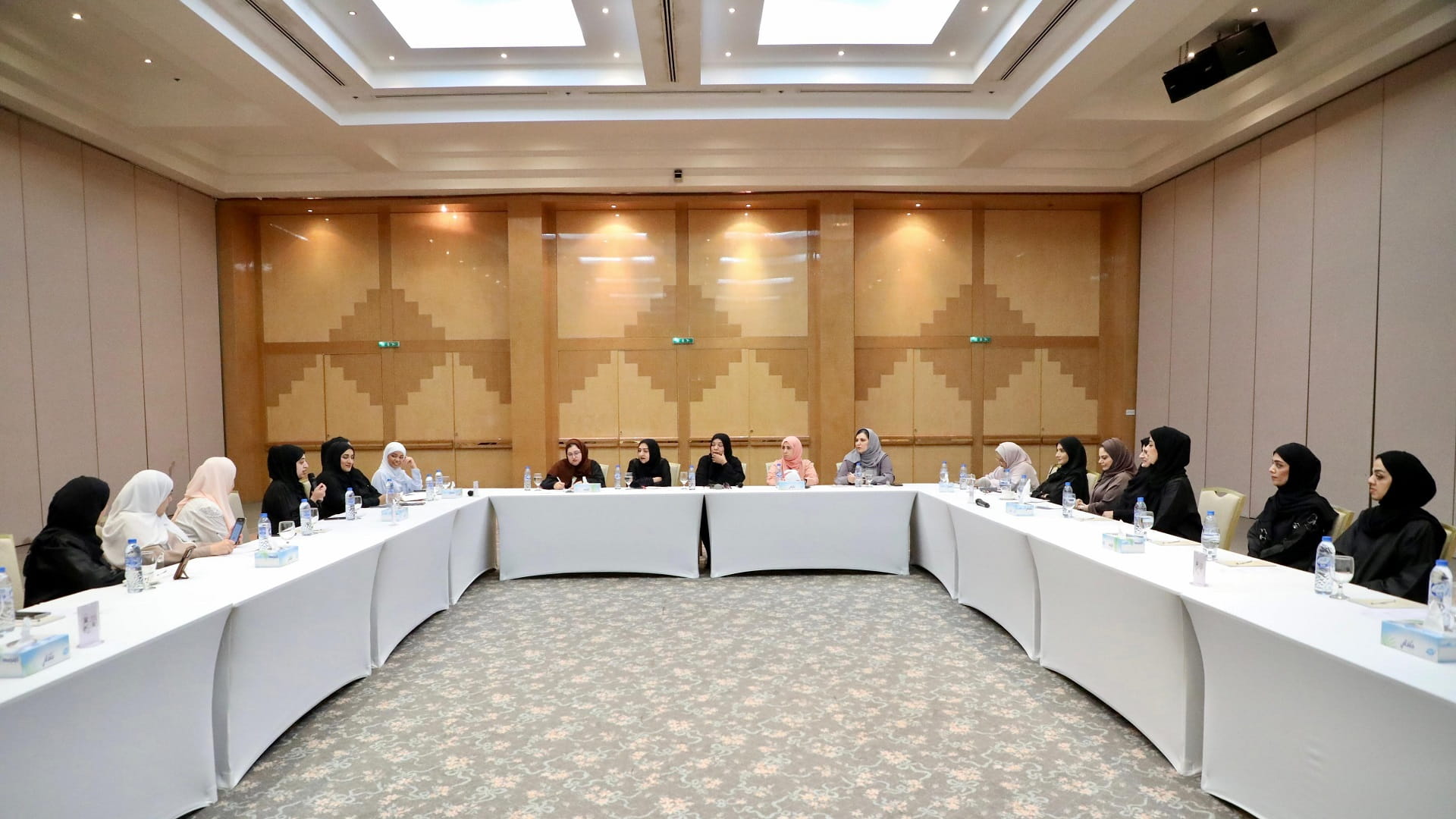 صورة بعنوان: "ثقافي الأعلى للأسرة" يبحث تفعيل دور "أديبات الإمارات" في القطاع 