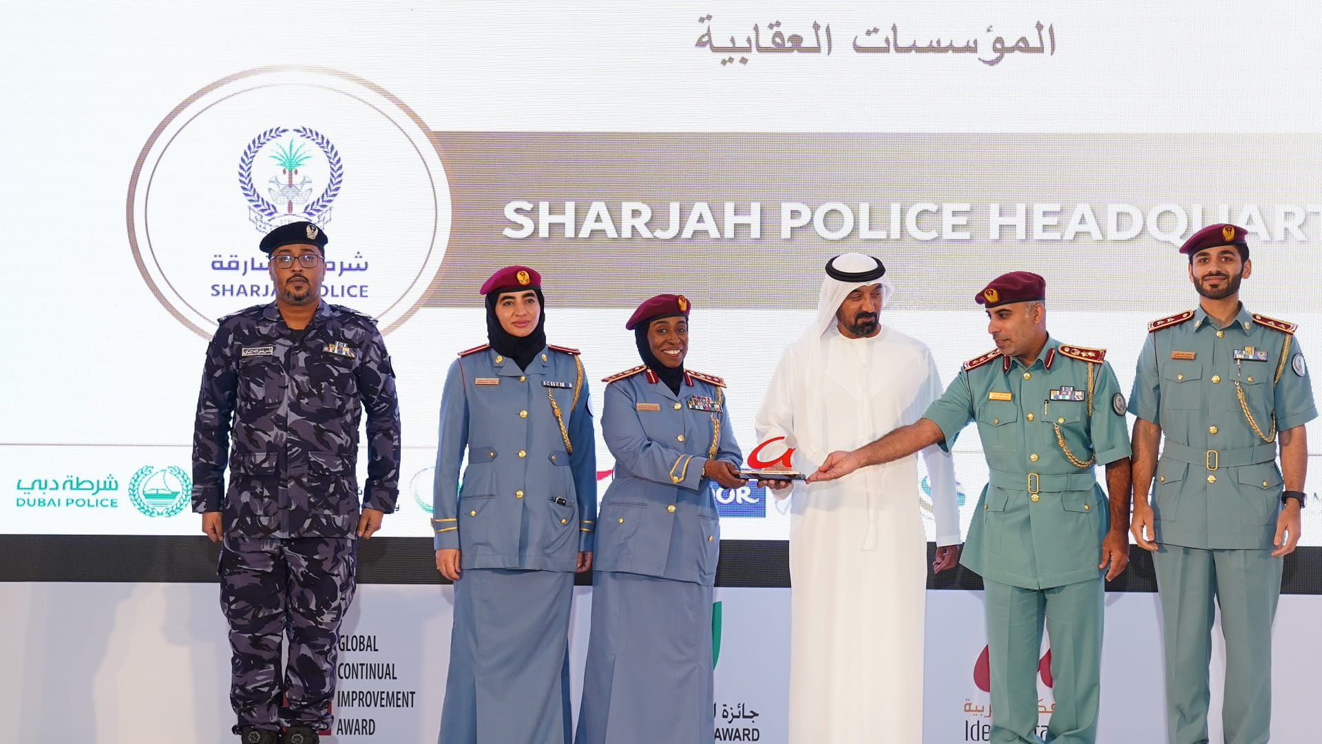 صورة بعنوان: شرطة الشارقة تحصد جائزة "أفكار عربية" ‏عن فئة "المجتمع مبادرة خير" 