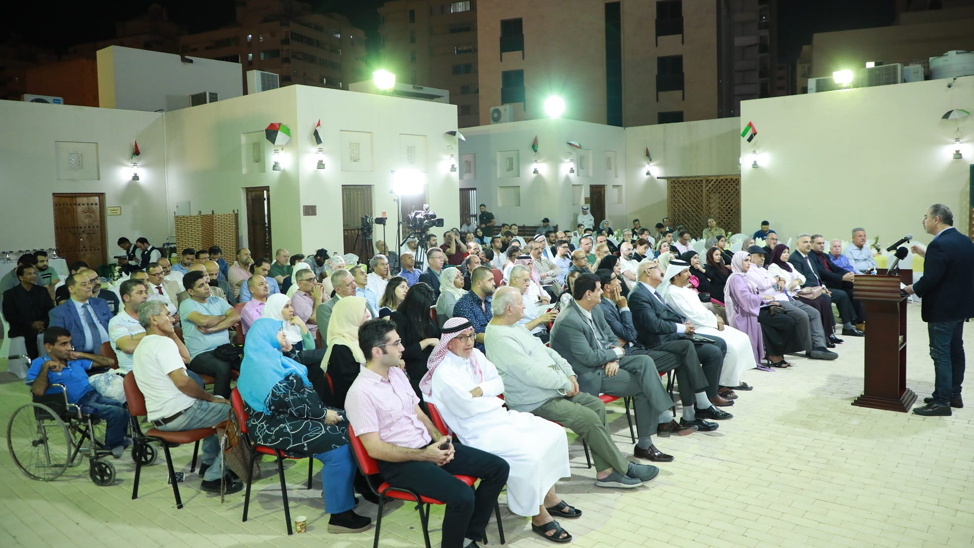 صورة بعنوان: عبد العزيز والخضور ينشدان لضجر الذئب والأندلس في بيت شعر الشارقة 