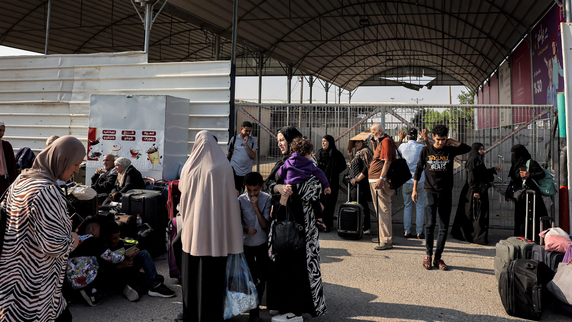 صورة بعنوان: إسرائيل تطرد آلاف العمال الفلسطينيين إلى قطاع غزة المدمر 
