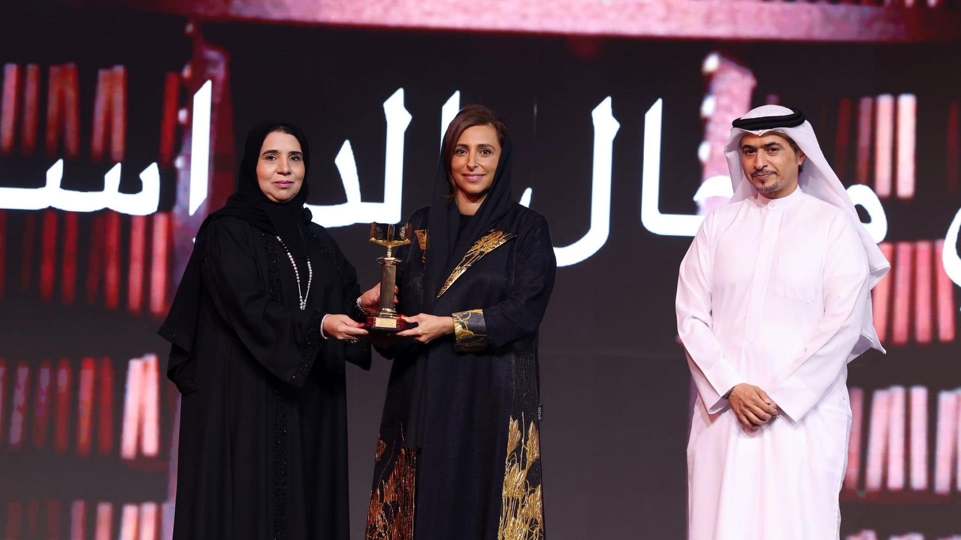 صورة بعنوان: بدور القاسمي تكرّم الفائزين بجائزتي "معرض الكتاب واتصالات للطفل" 