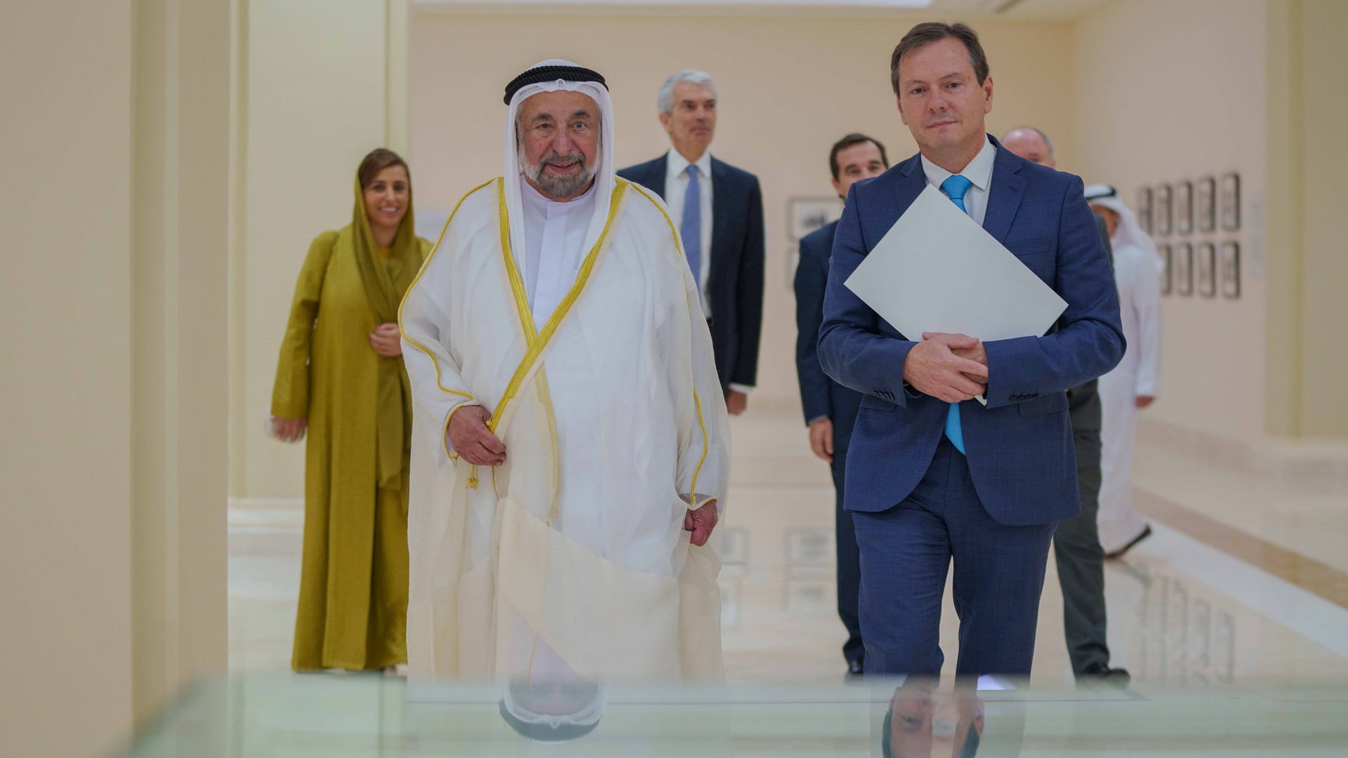 صورة بعنوان: حاكم الشارقة يستقبل وفد جامعة كويمبرا البرتغالية 