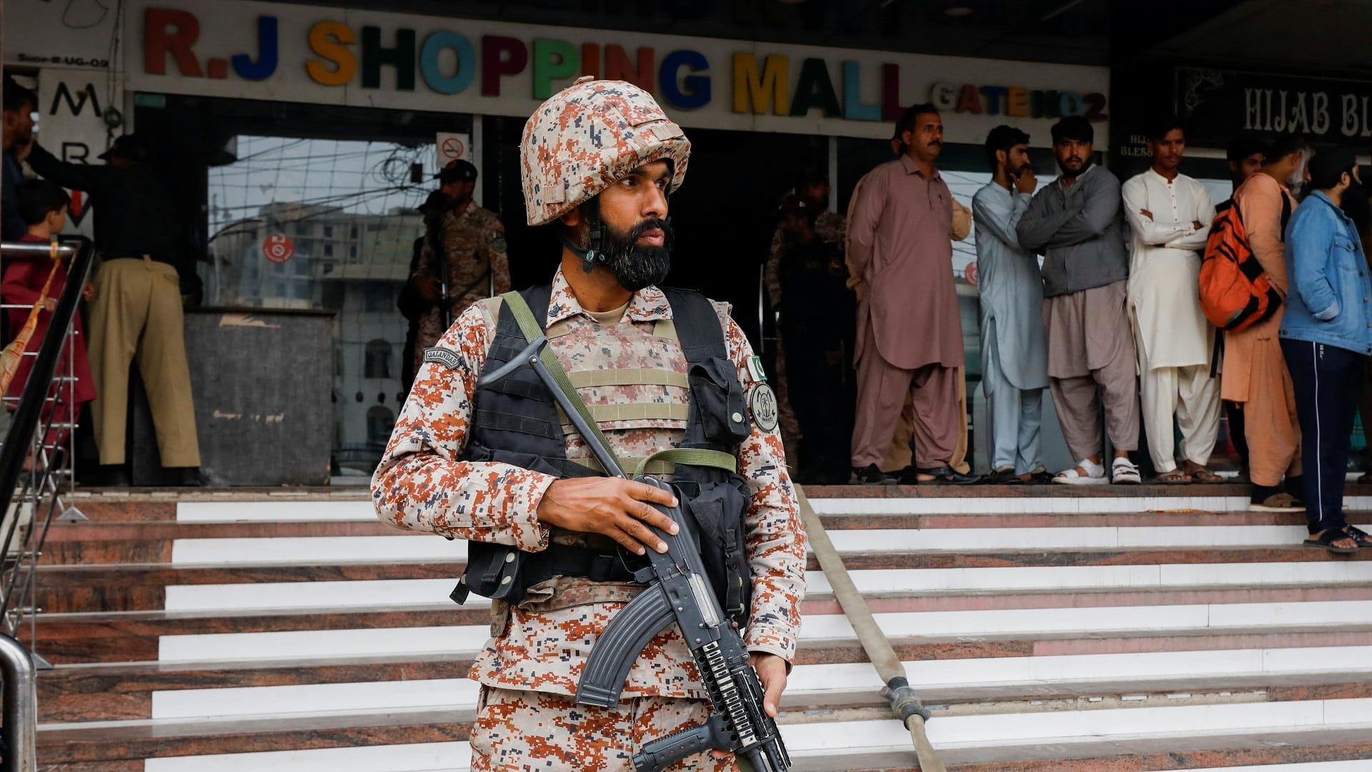 صورة بعنوان: مقتل 10 بحريق مركز تسوق في مدينة كراتشي جنوب باكستان 