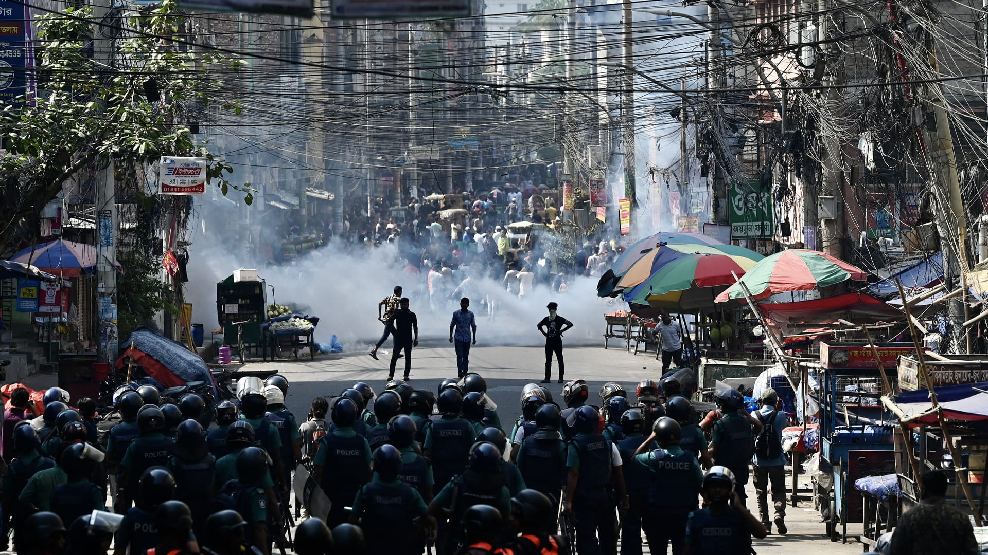 صورة بعنوان: تظاهرات عمالية غاضبة تغلق مئات مصانع النسيج في بنغلادش 