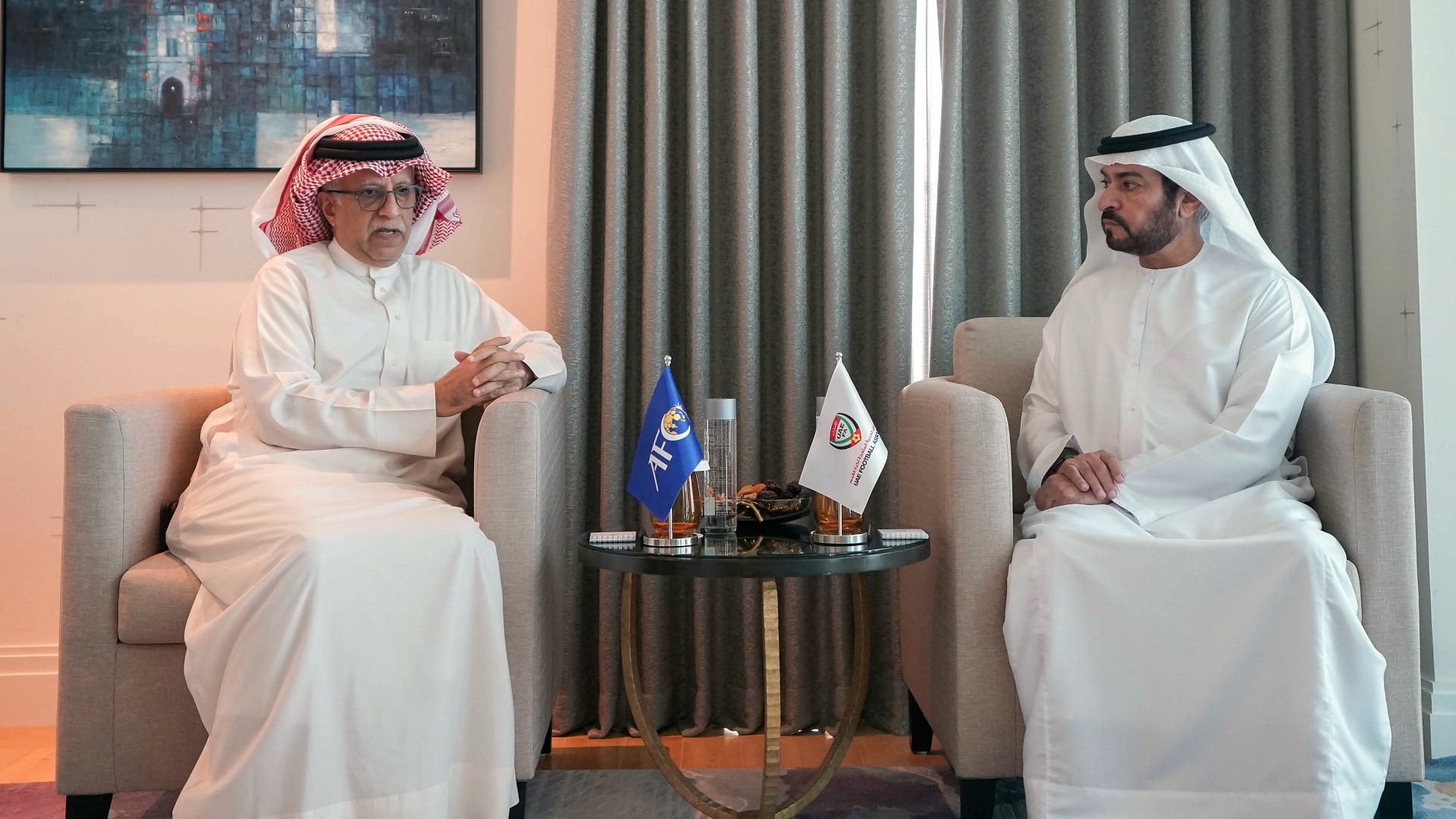 صورة بعنوان: حمدان بن مبارك وسلمان بن إبراهيم يبحثان الارتقاء بالكرة الآسيوية 