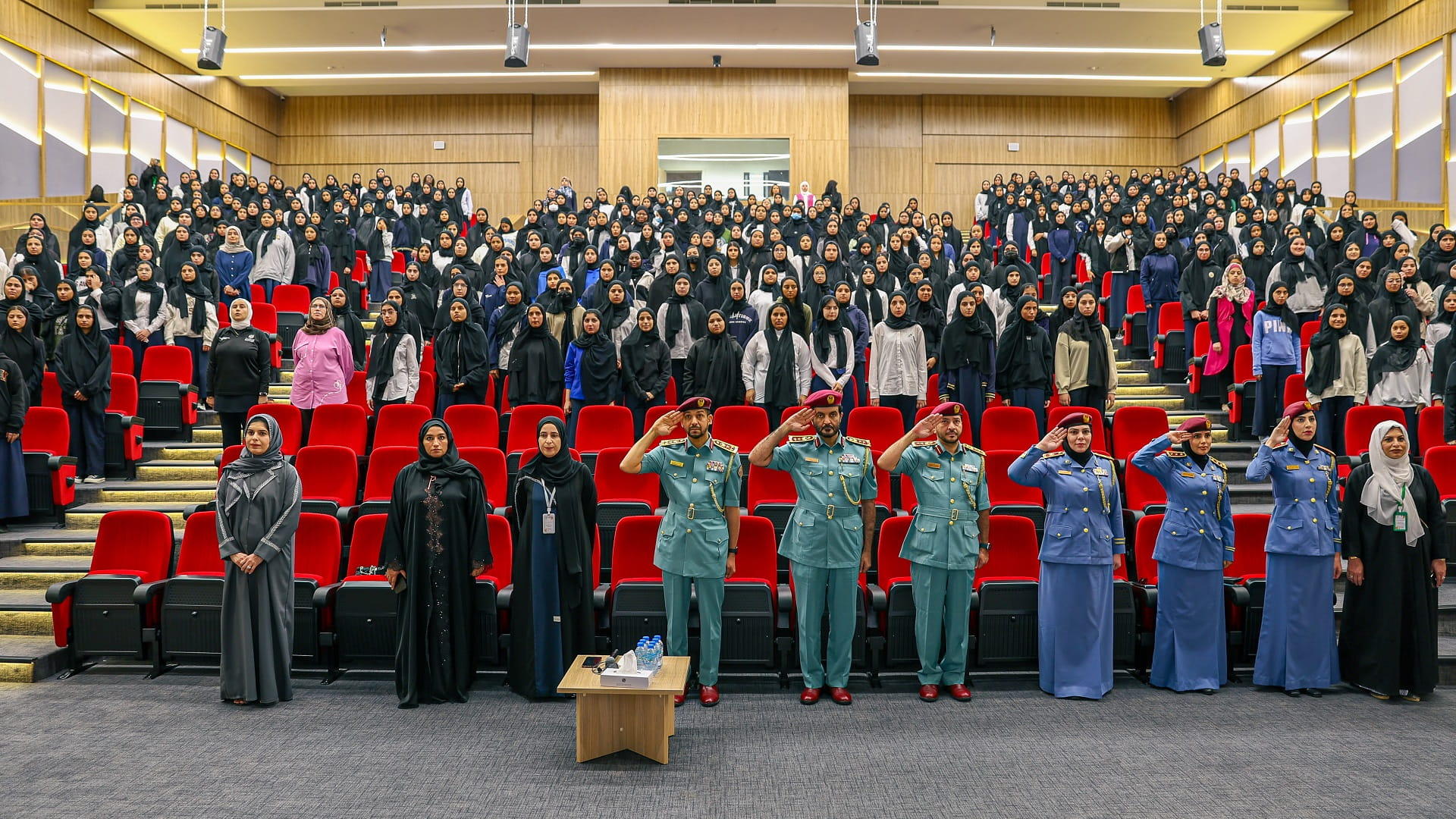 صورة بعنوان: شرطة الشارقة تنظم ورشة توعوية لطلبة مجمع زايد التعليمي  