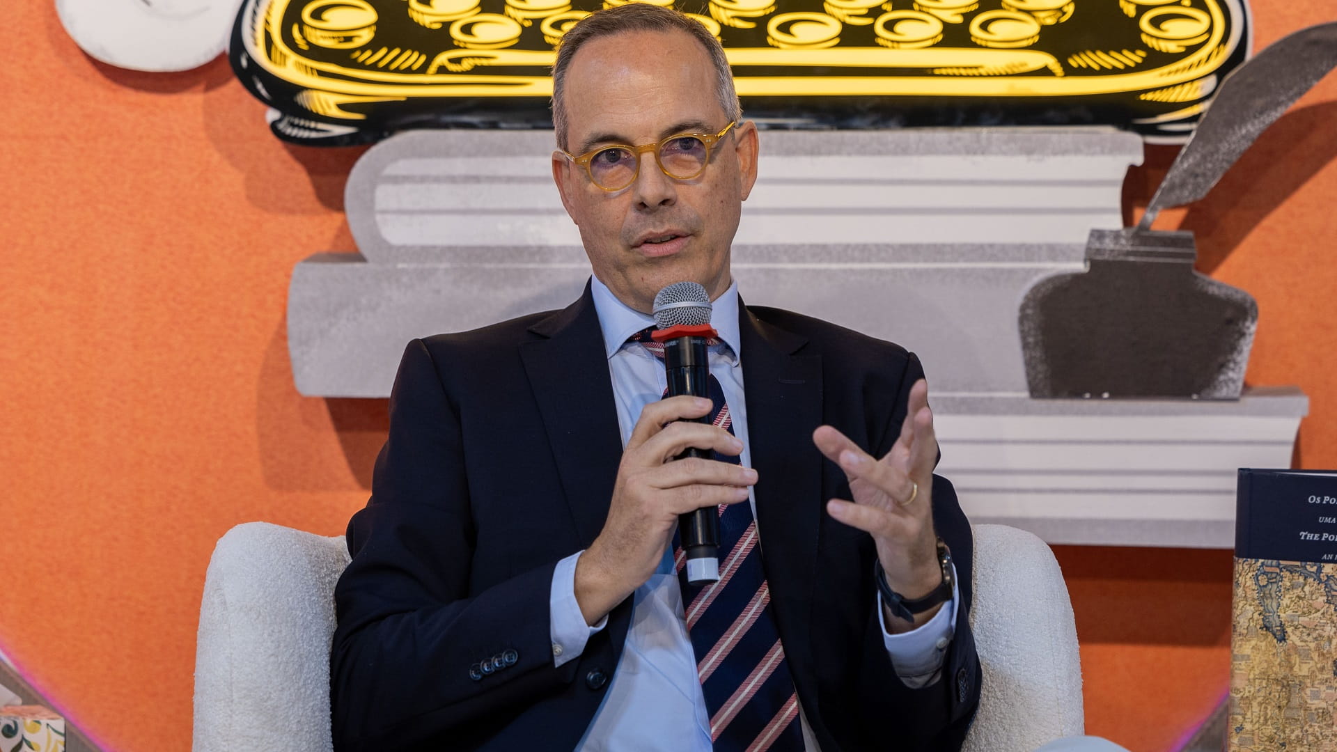 Image for the title: Portuguese researcher leads illuminating discussion at SIBF 