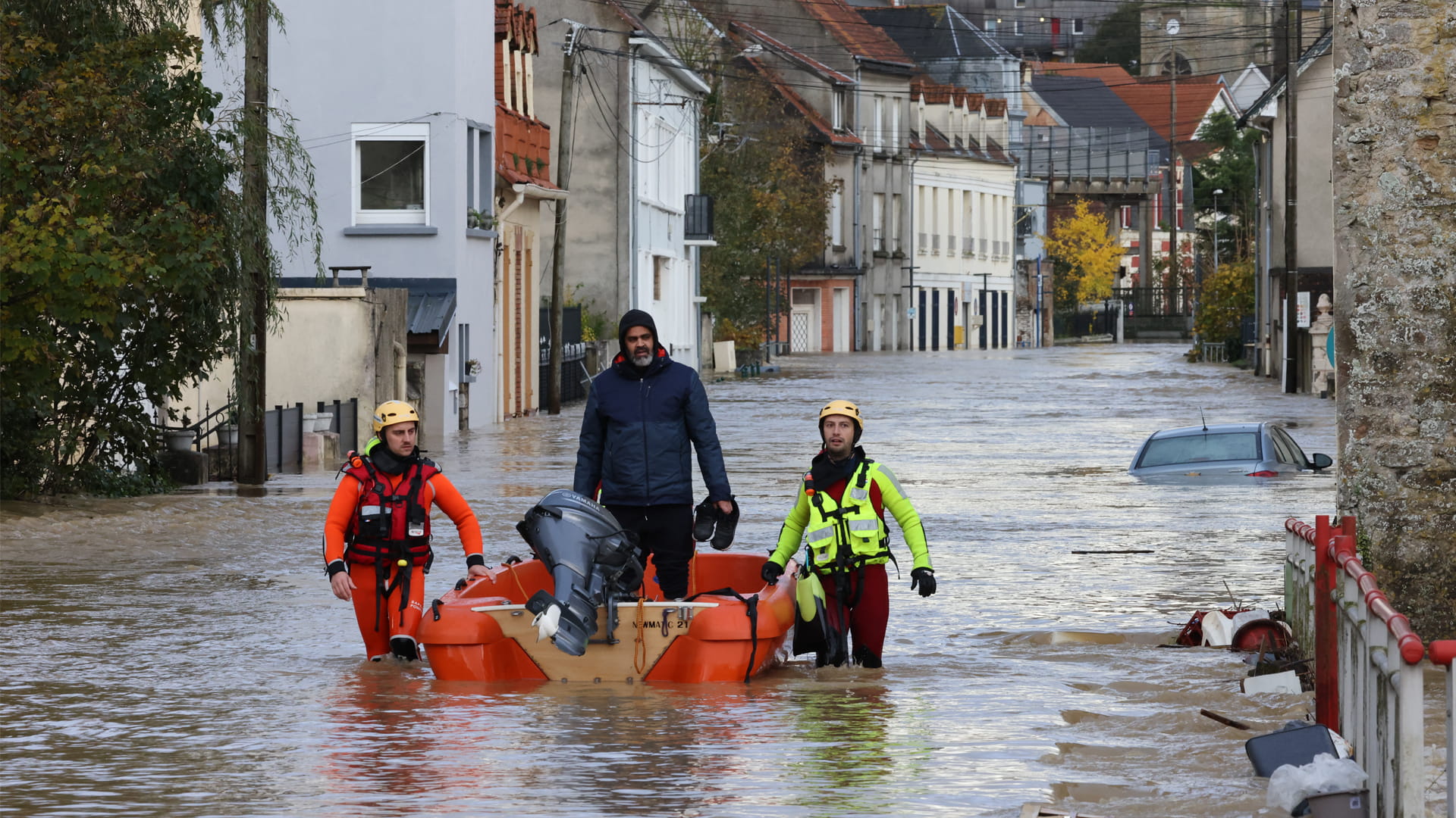 صورة بعنوان: بعد هطول أمطار غزيرة.. فيضانات استثنائية تضرب شمال فرنسا 